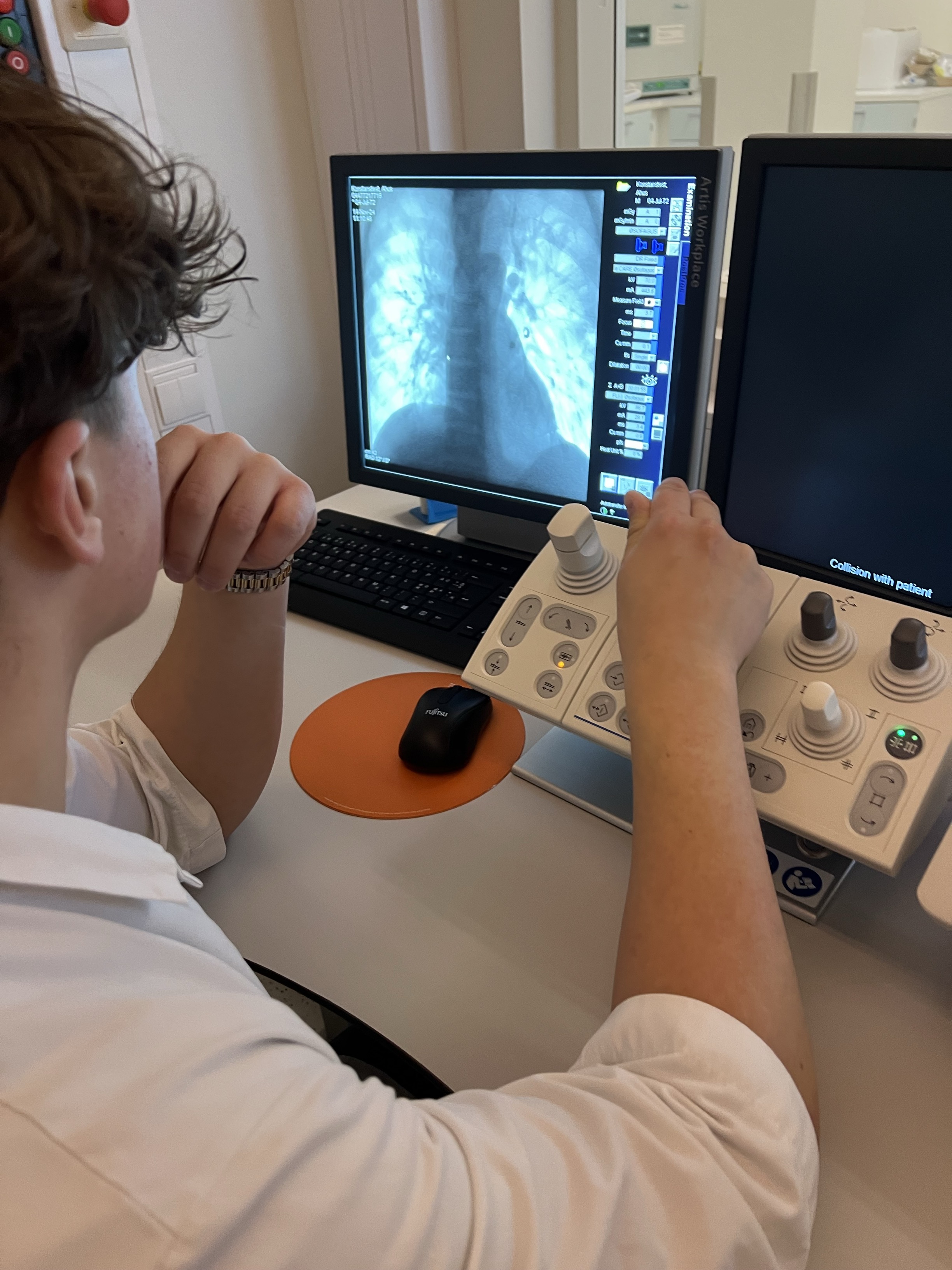 en person som bruker en datamaskin