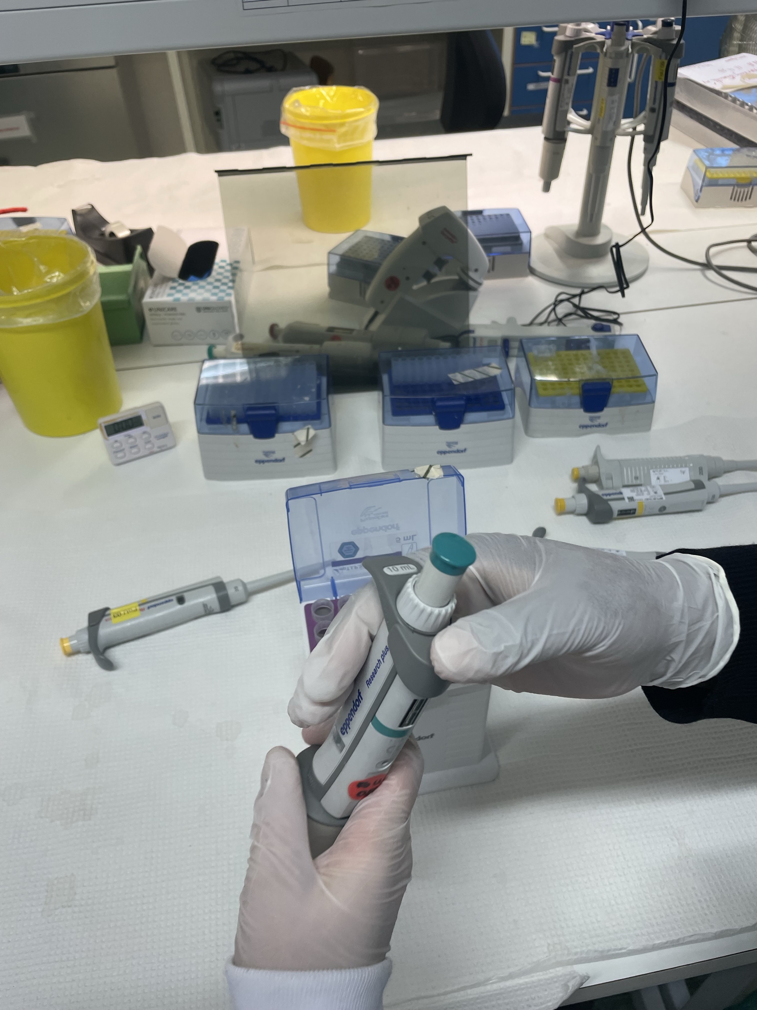 en person i laboratoriefrakk