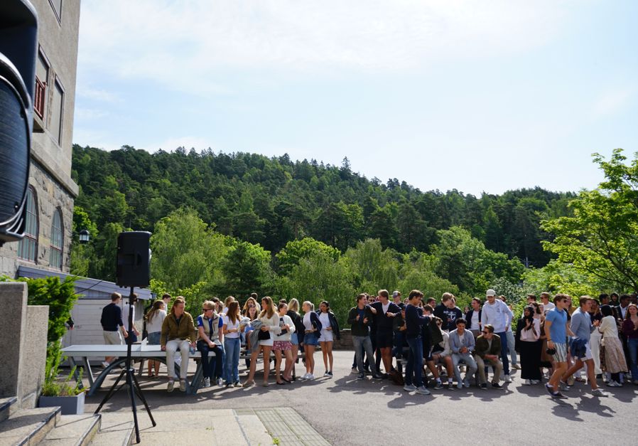 en gruppe mennesker som står utenfor