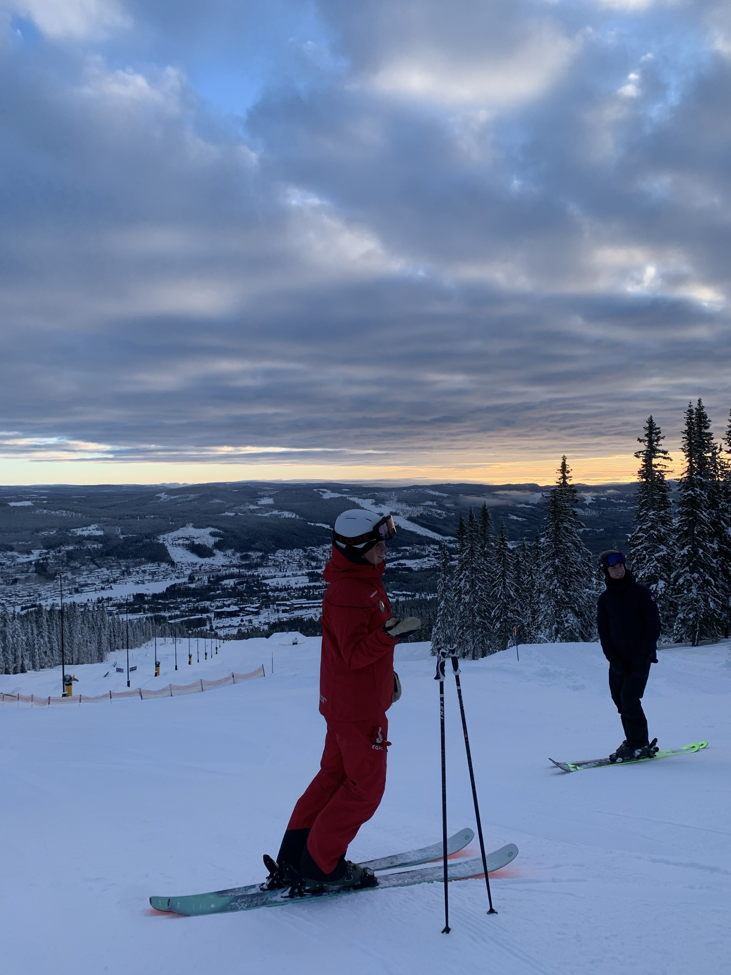 en person som går på ski på snøen