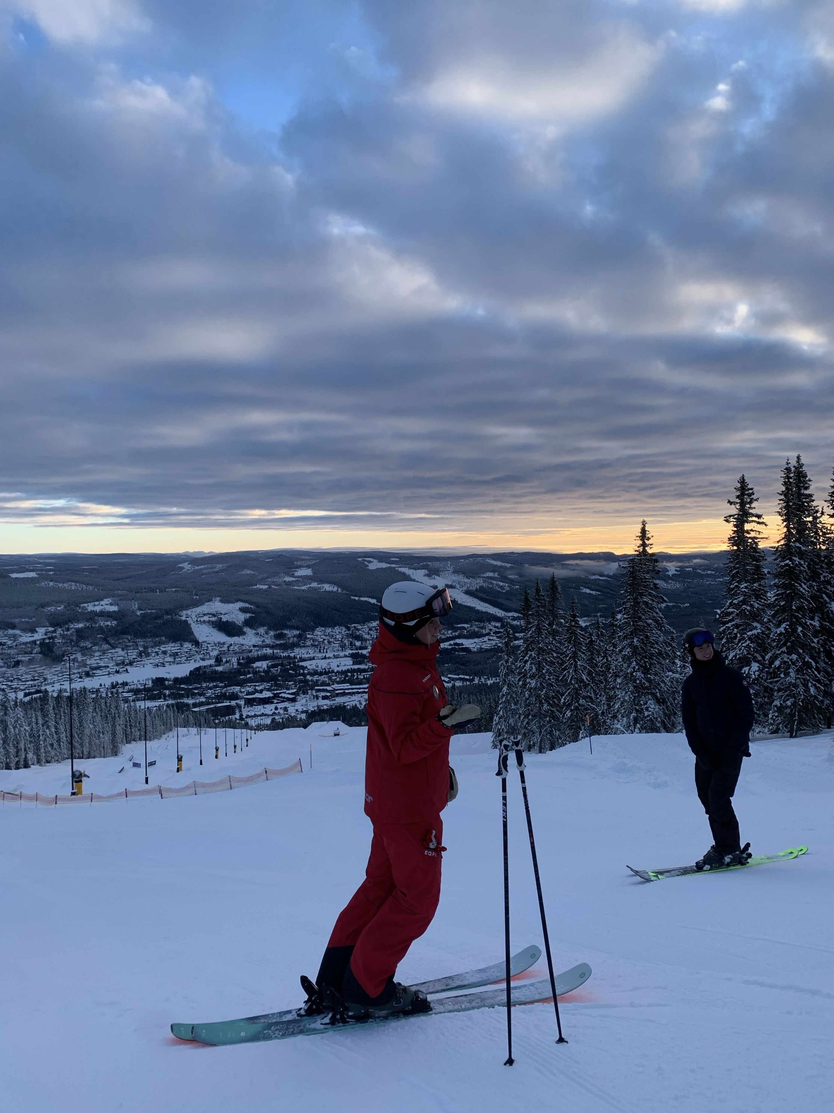 en person som går på ski på snøen en person som går på ski på snøen
