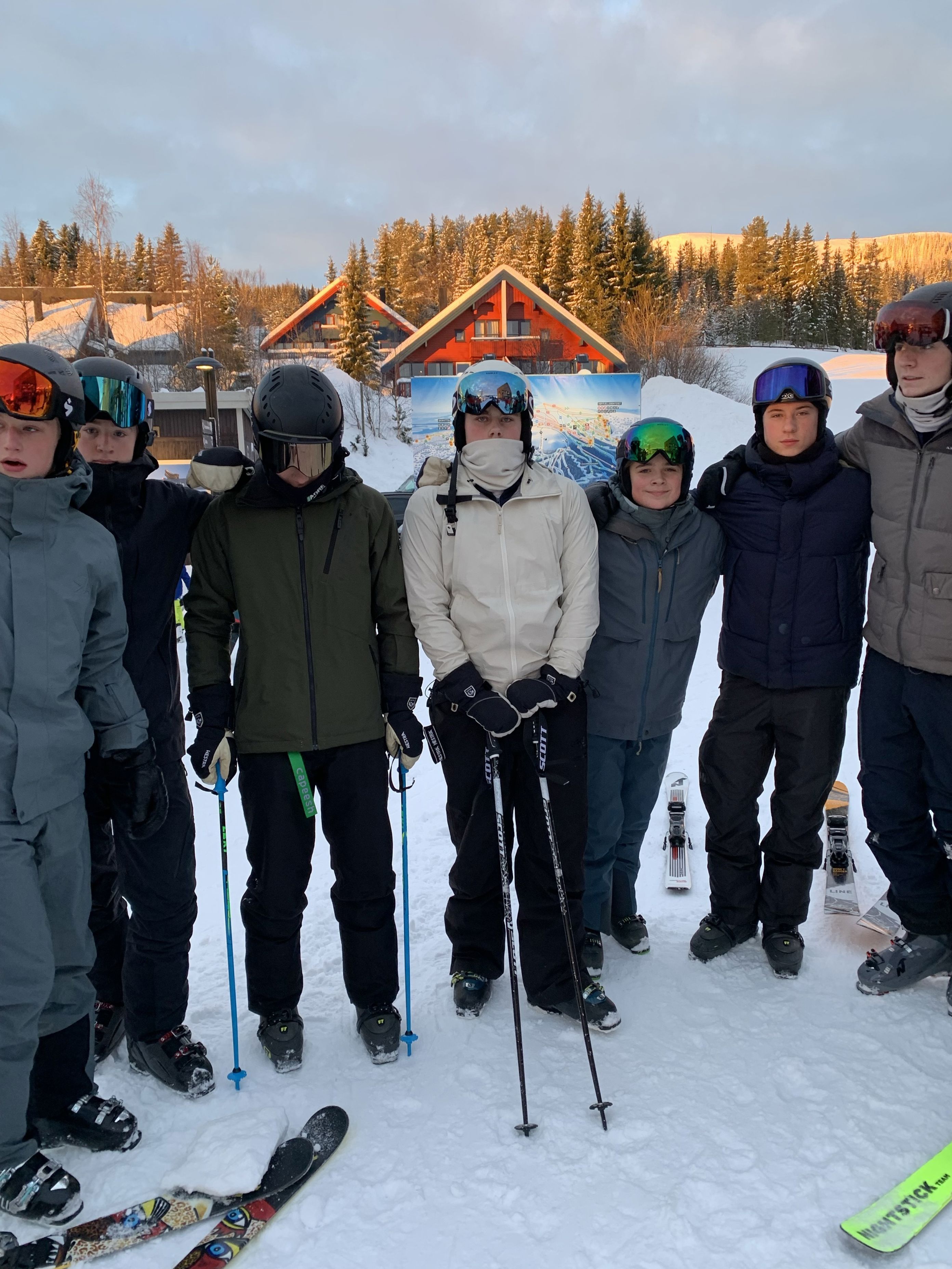 En gruppe mennesker poserer for et bilde på snøski En gruppe mennesker poserer for et bilde på snøski