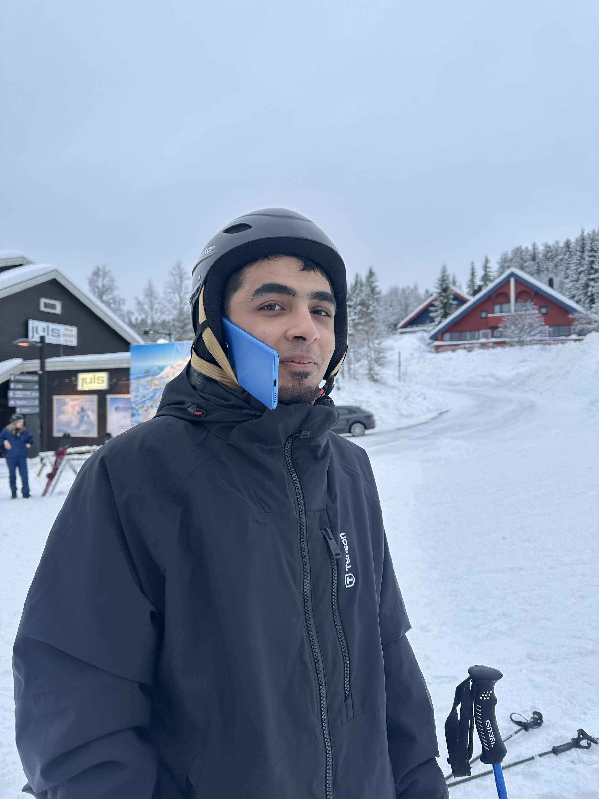 en person som har hjelm og vernebriller i snøen