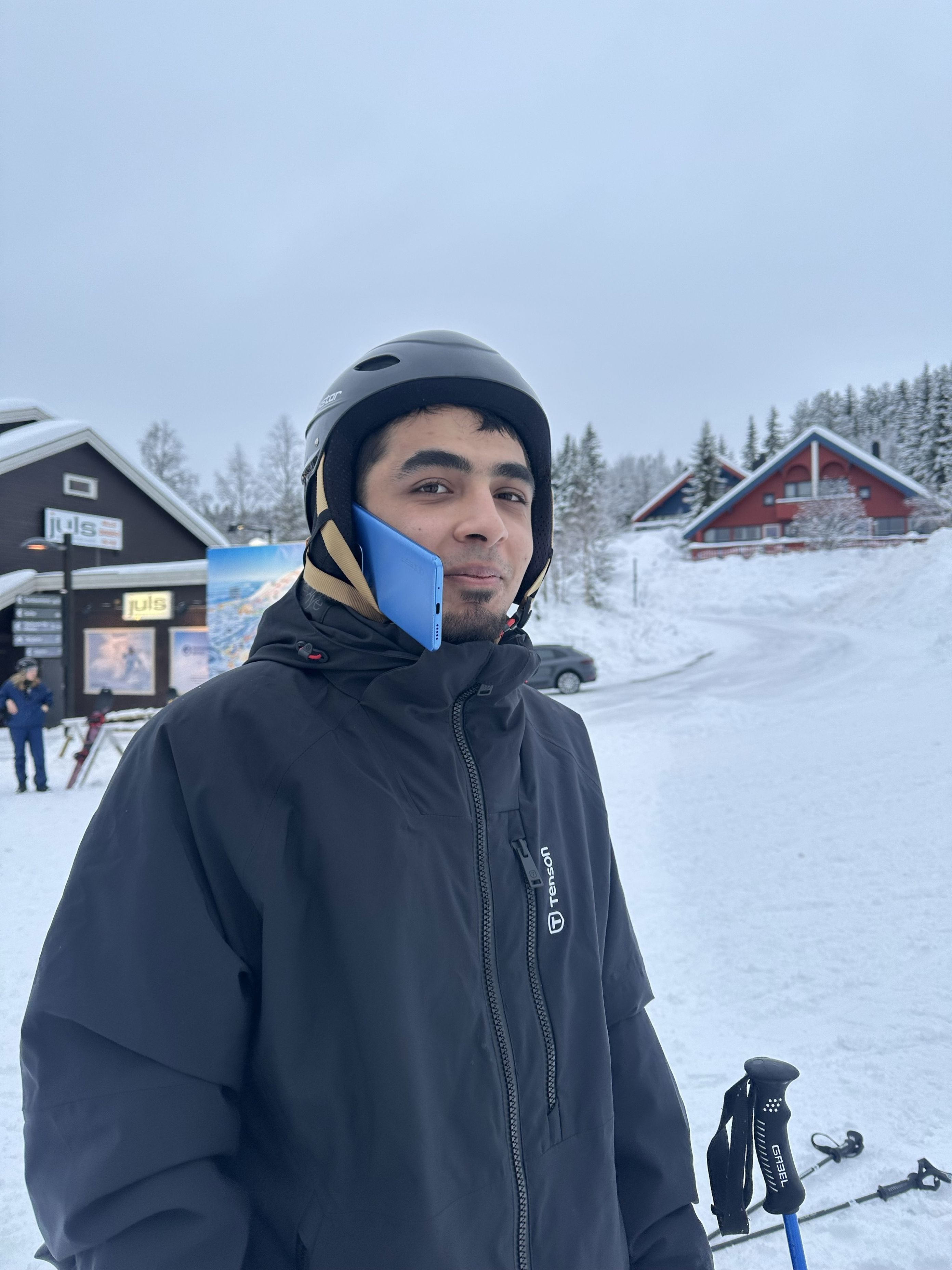 en person som har hjelm og vernebriller i snøen en person som har hjelm og vernebriller i snøen