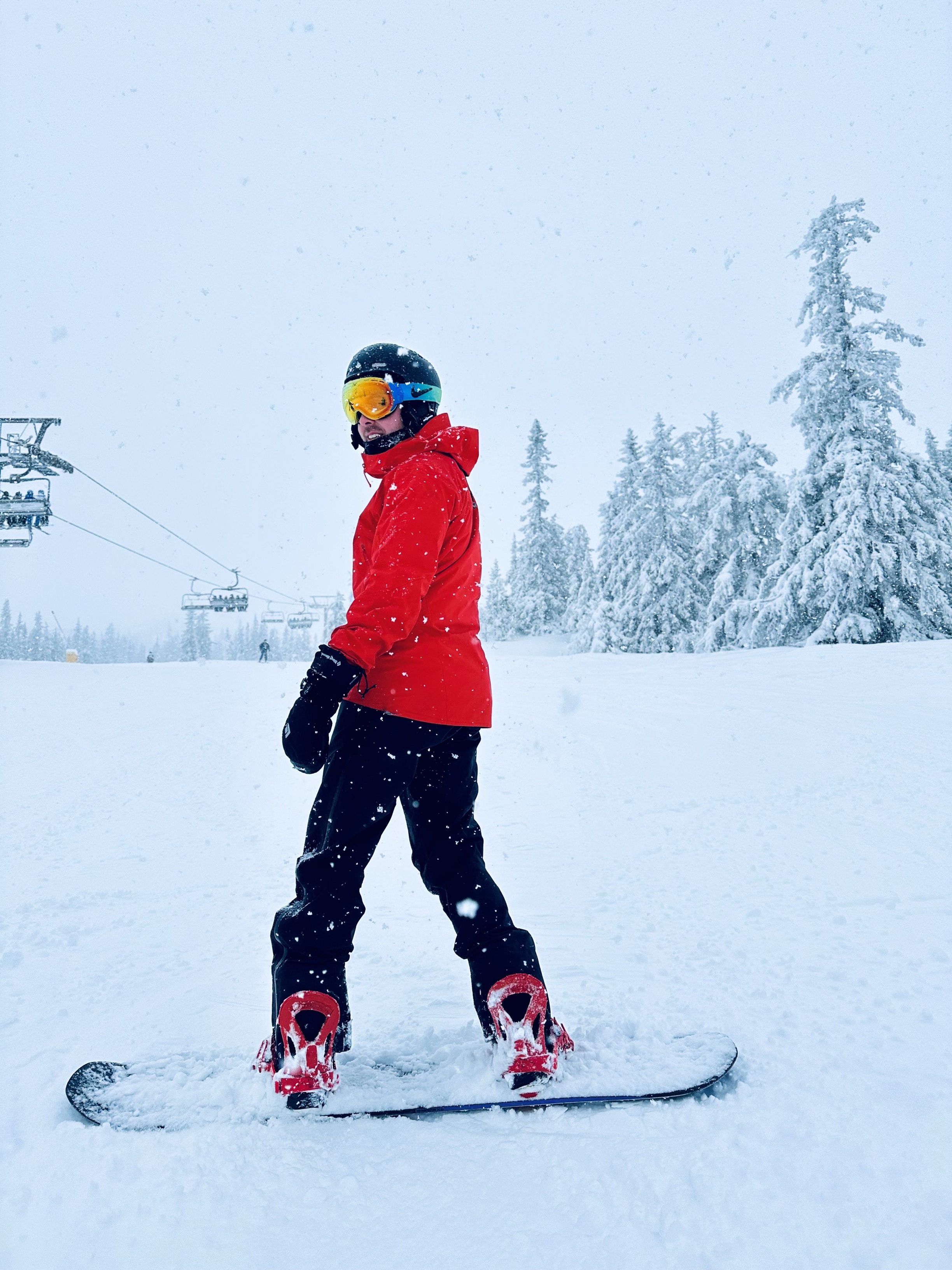 en person som går på ski på snøen