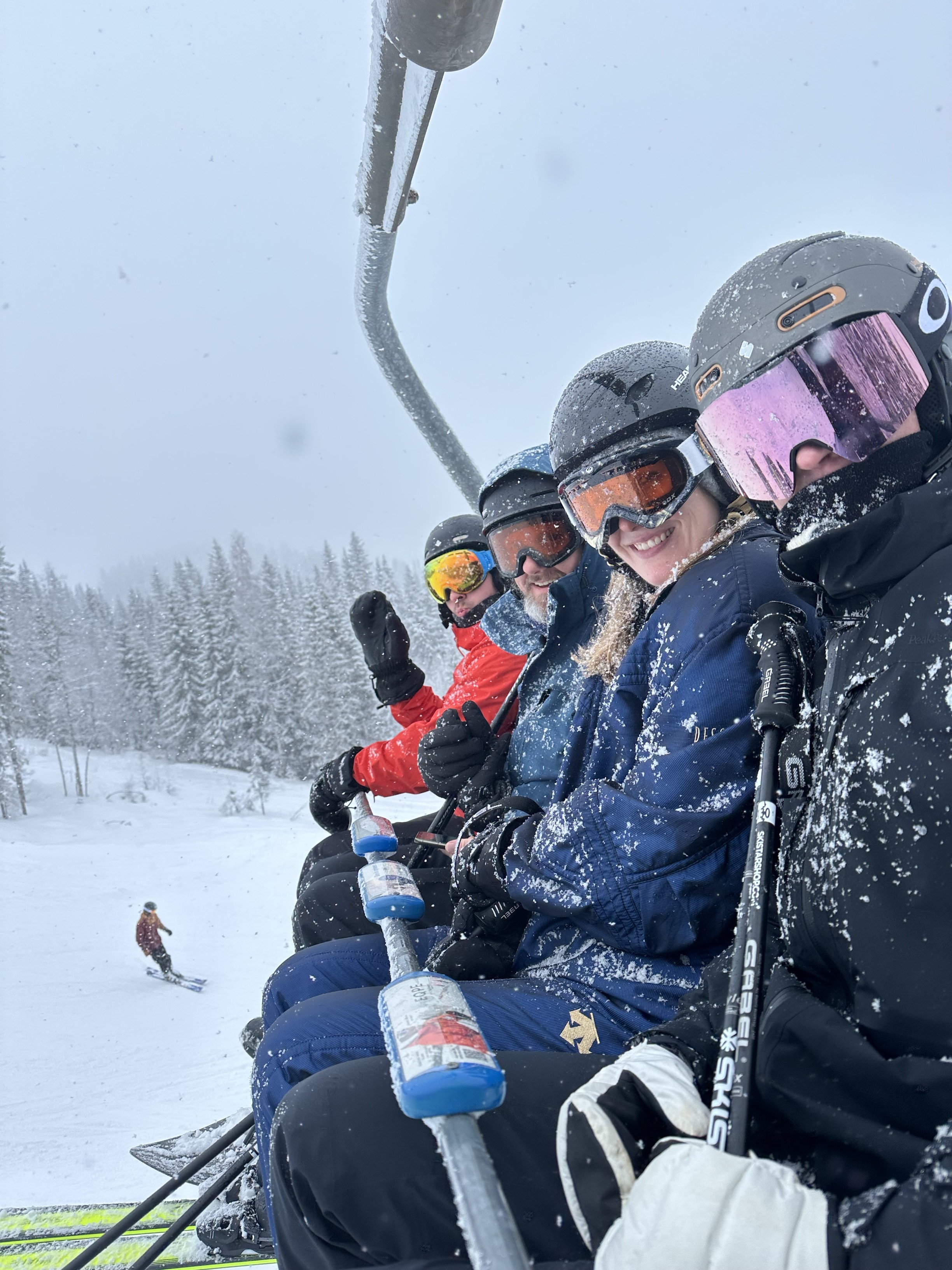 En gruppe mennesker i en skiheis