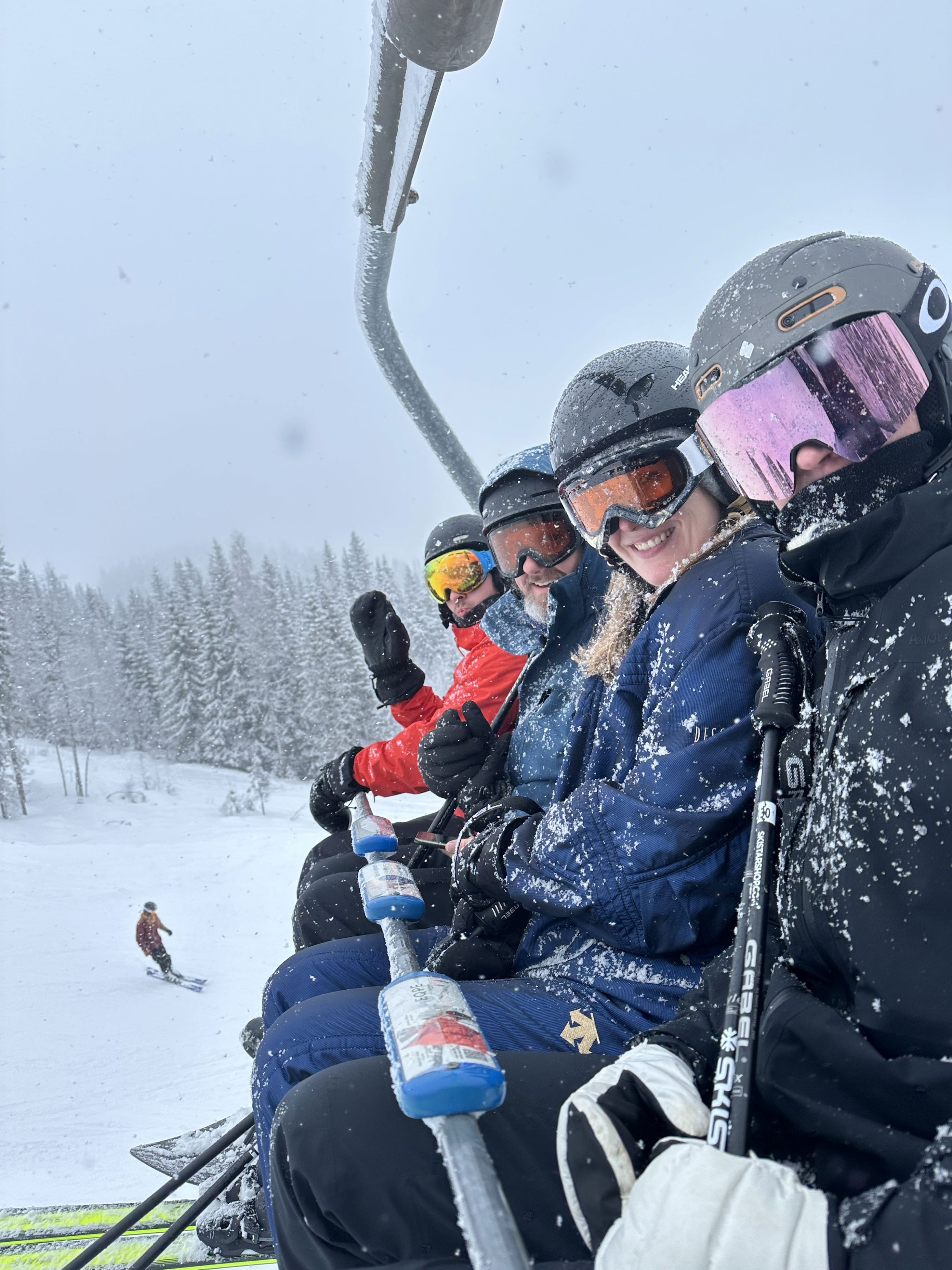 En gruppe mennesker i en skiheis En gruppe mennesker i en skiheis