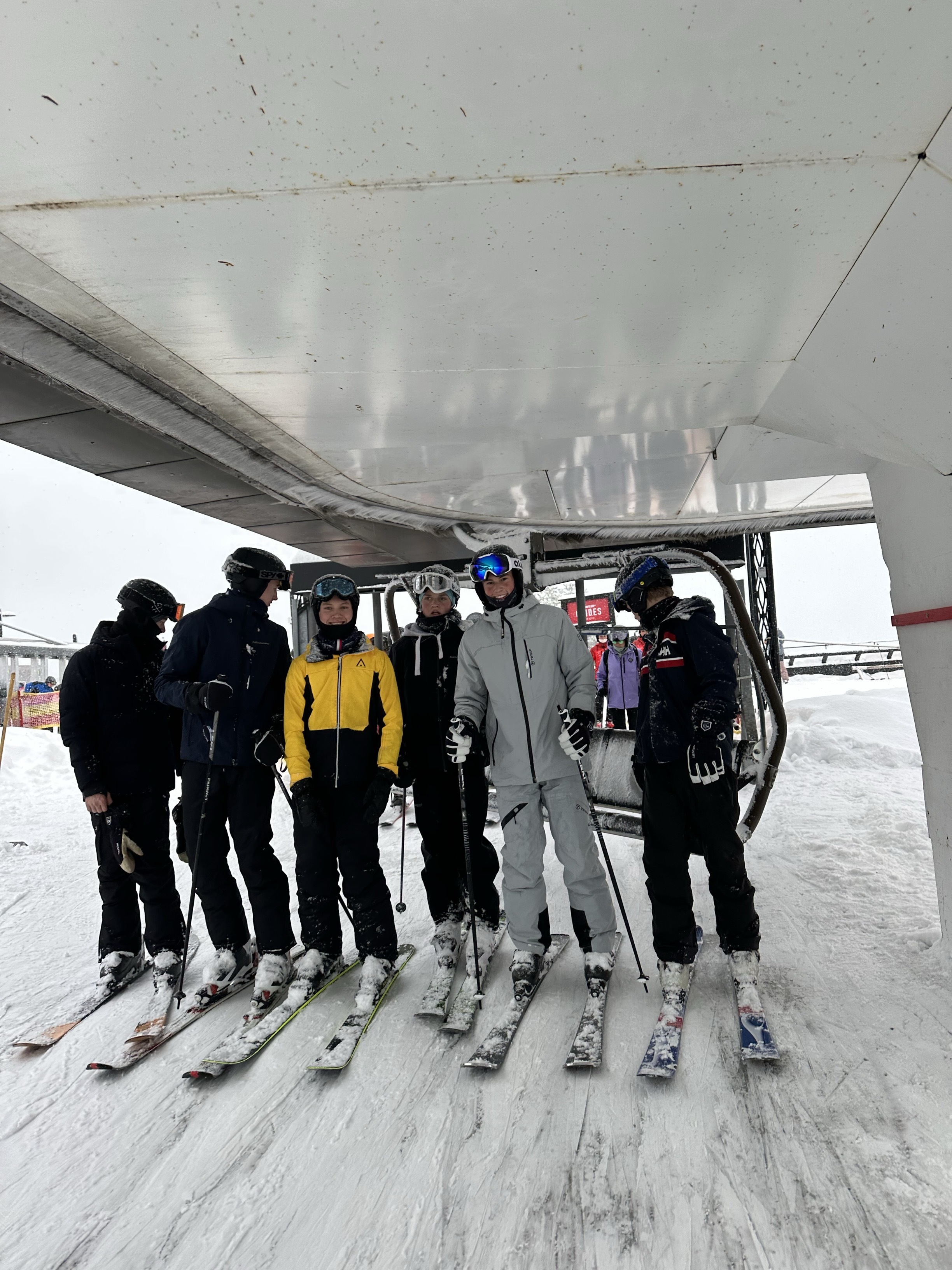 En gruppe skiløpere poserer for et bilde