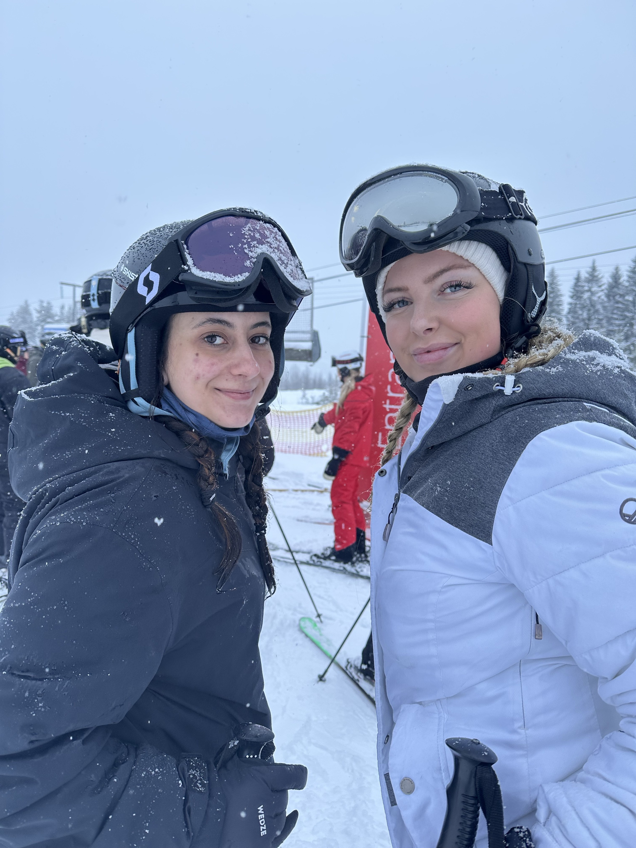 En gruppe mennesker iført skiutstyr