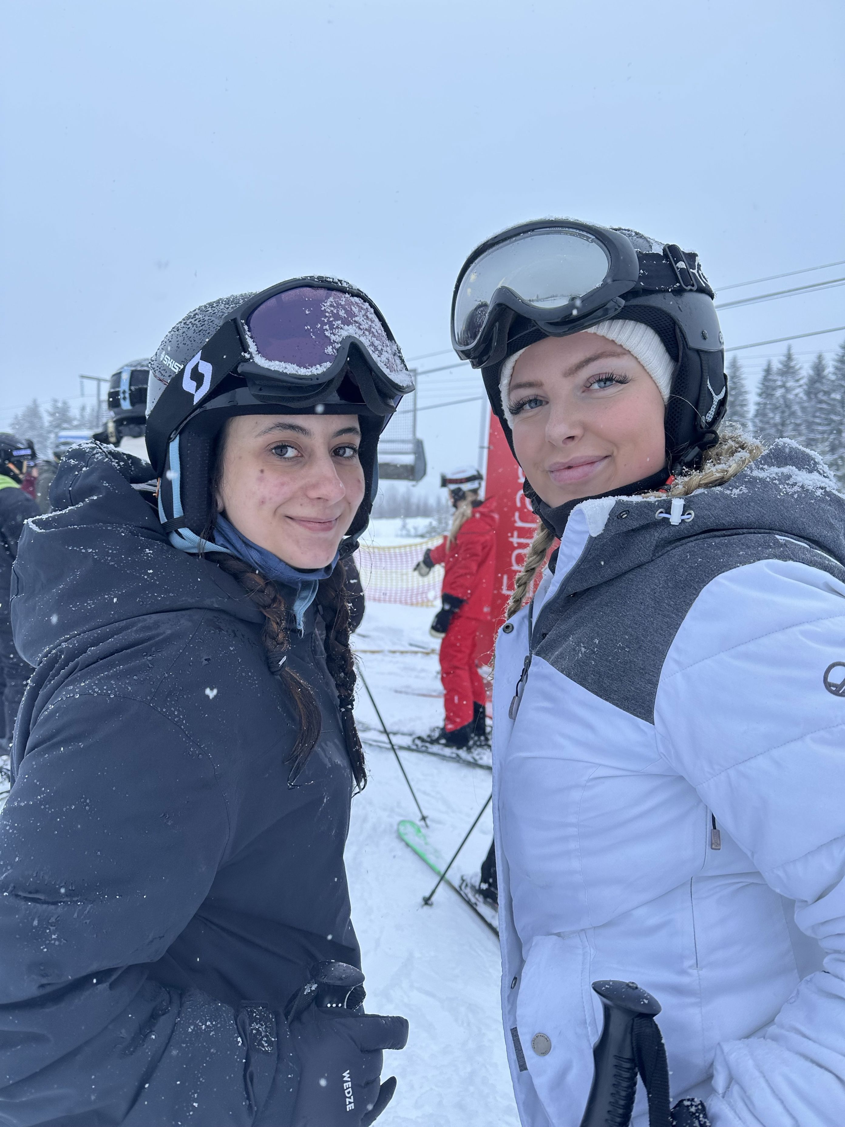 En gruppe mennesker iført skiutstyr En gruppe mennesker iført skiutstyr