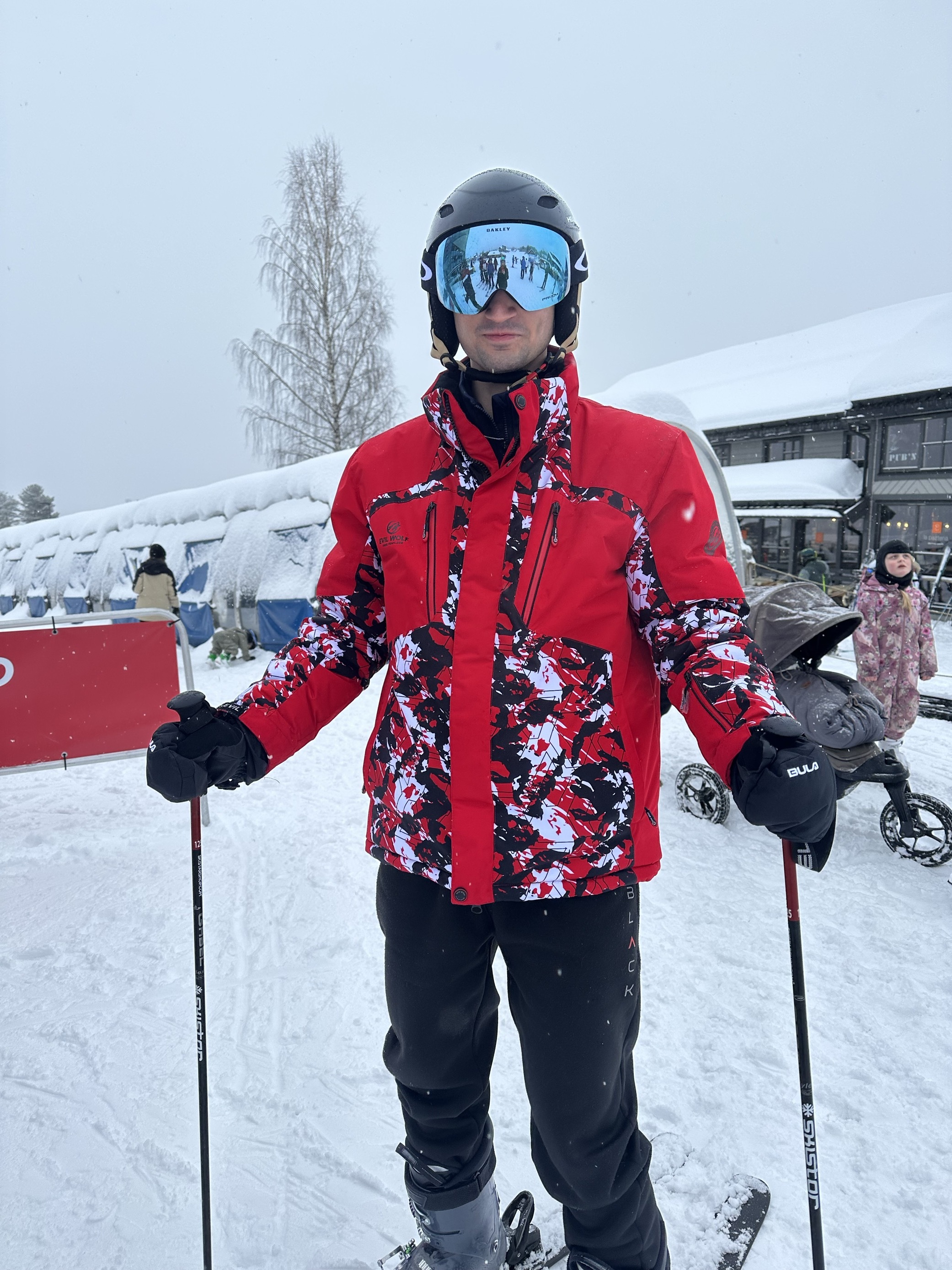 en person iført ski og briller