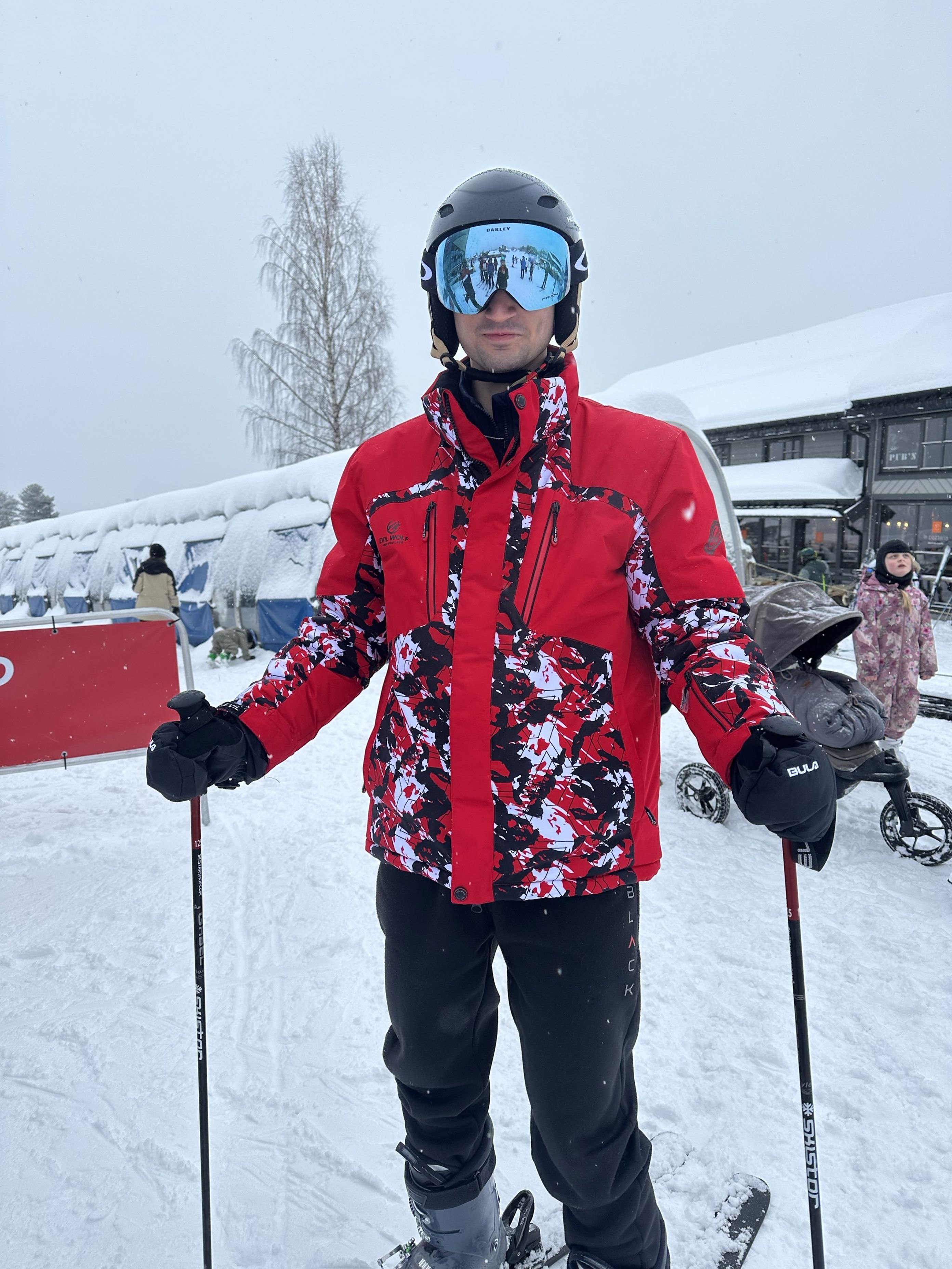 en person iført ski og briller en person iført ski og briller