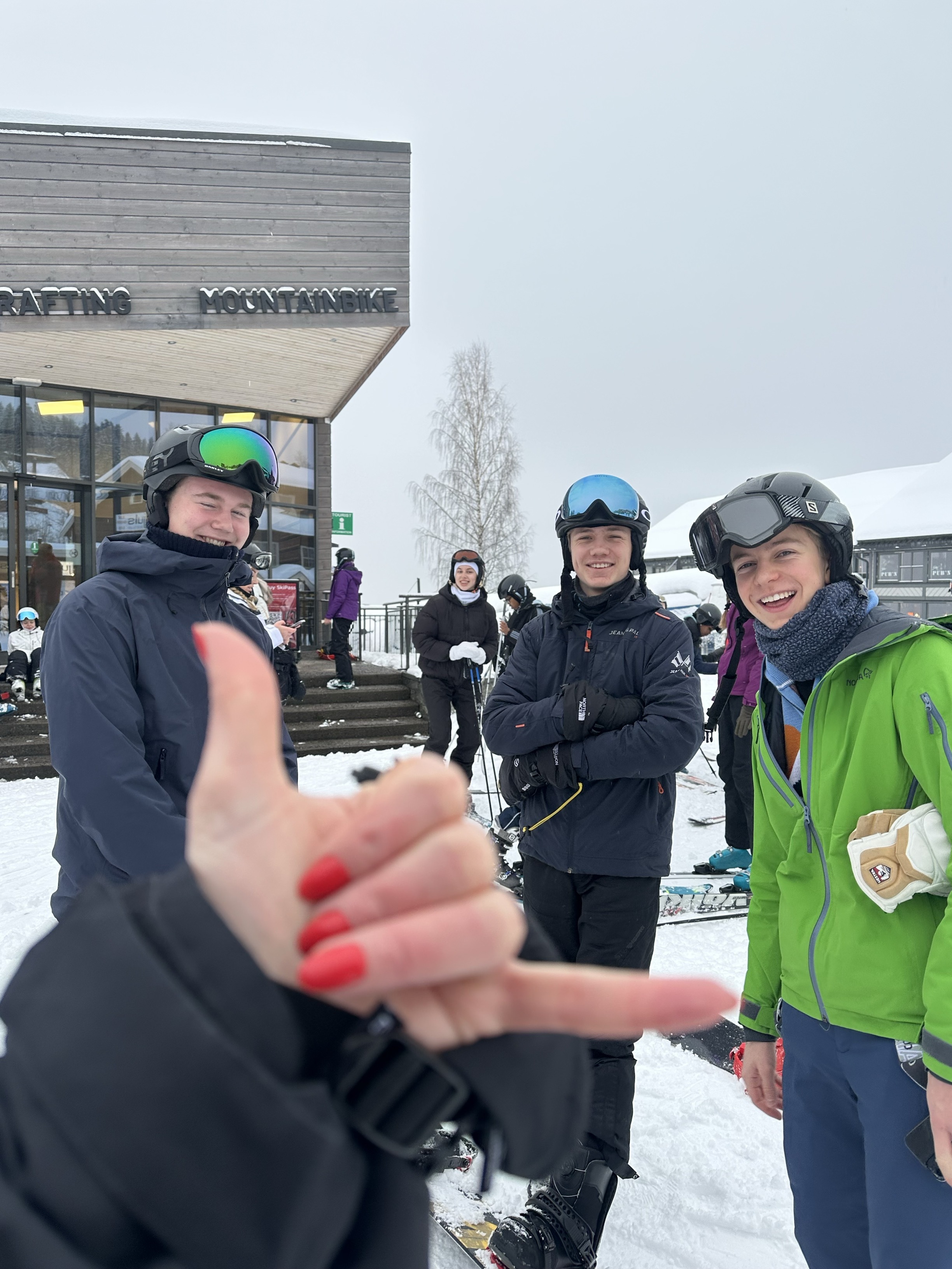 en gruppe mennesker utenfor