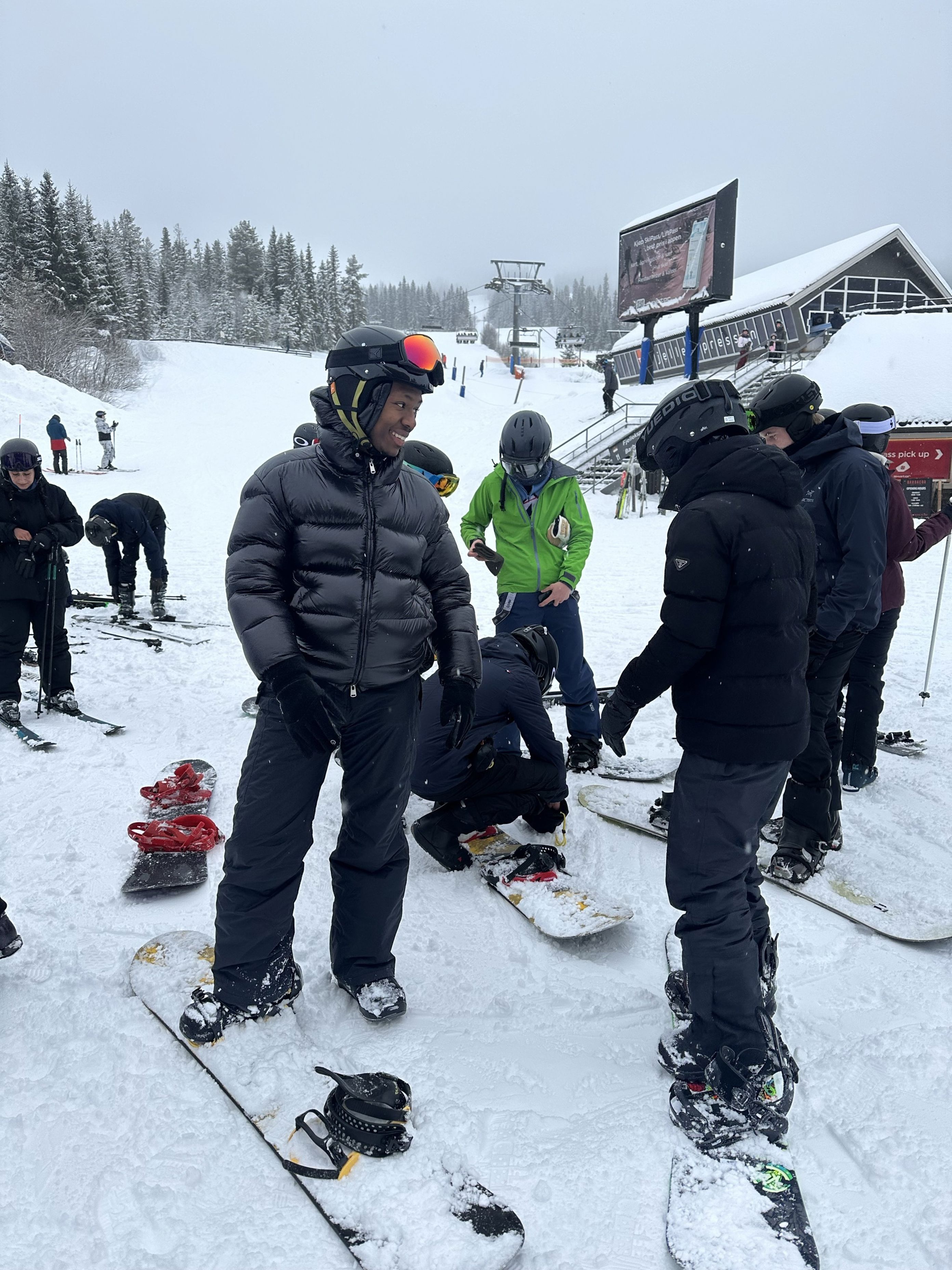 En gruppe mennesker står på snøski En gruppe mennesker står på snøski