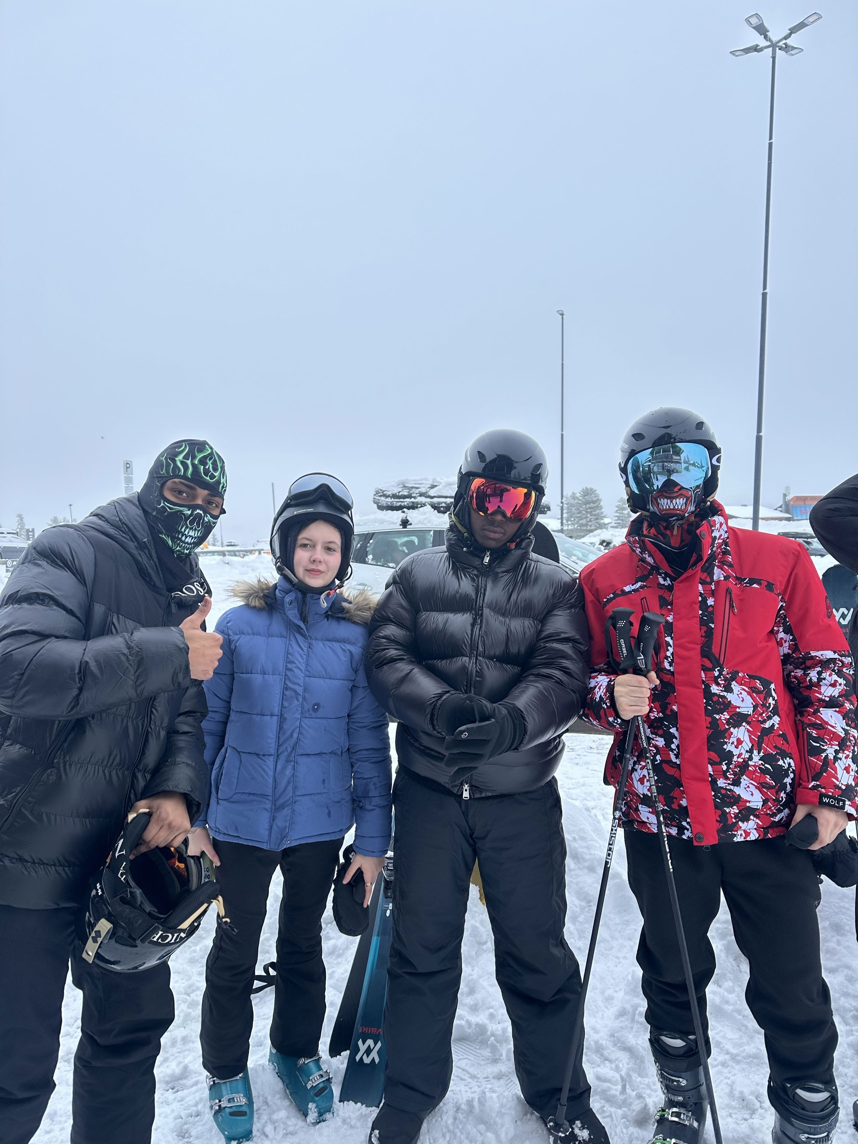 en gruppe mennesker som poserer for et bilde i snøen en gruppe mennesker som poserer for et bilde i snøen