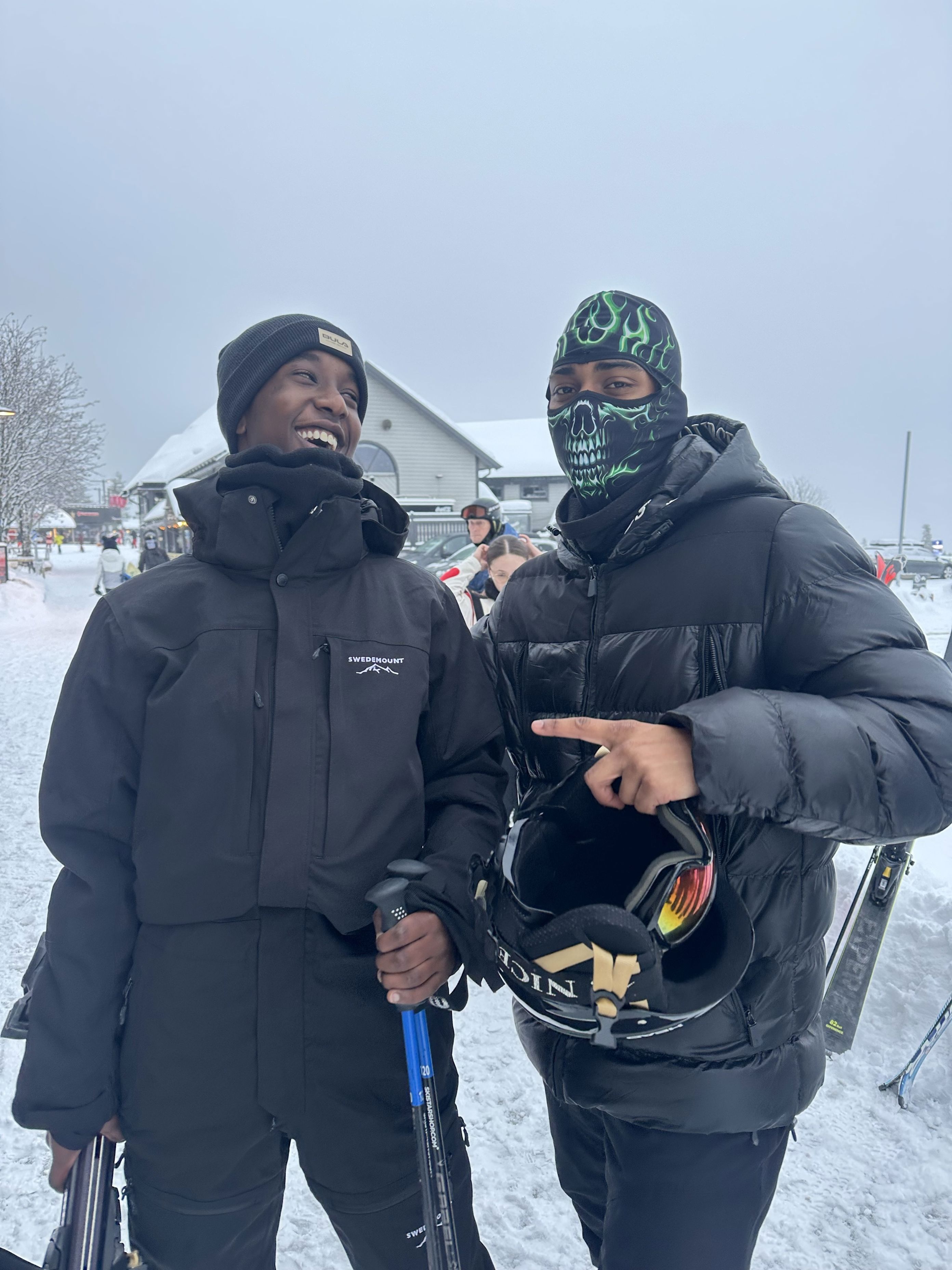 et par menn i skiutstyr et par menn i skiutstyr