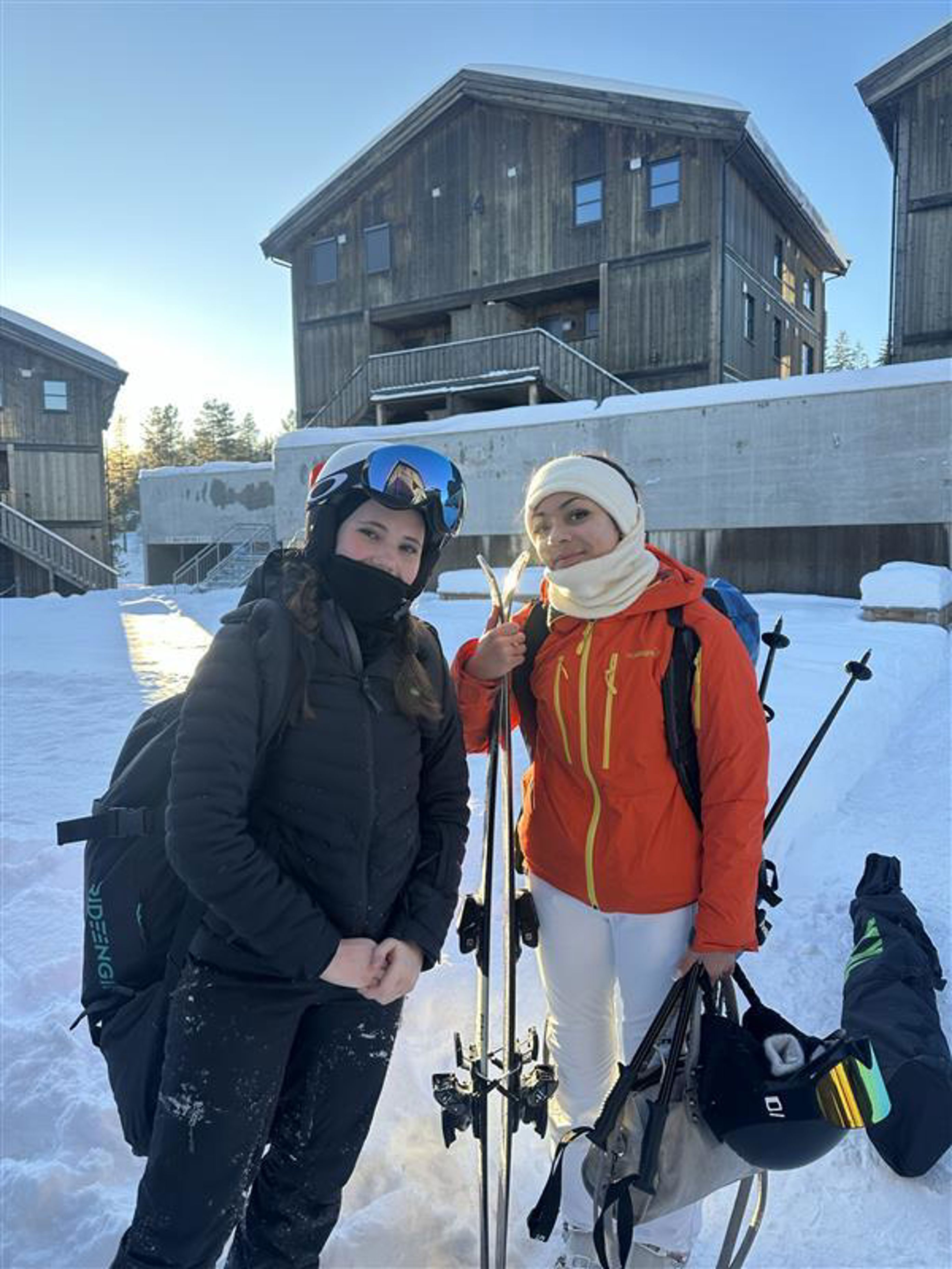 en gruppe mennesker som poserer for et bilde i snøen en gruppe mennesker som poserer for et bilde i snøen