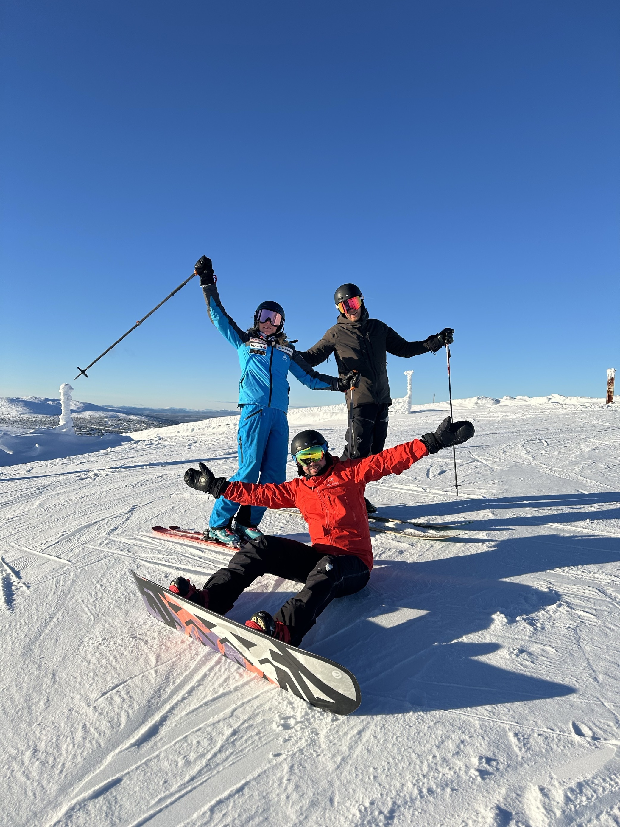 En gruppe mennesker på ski