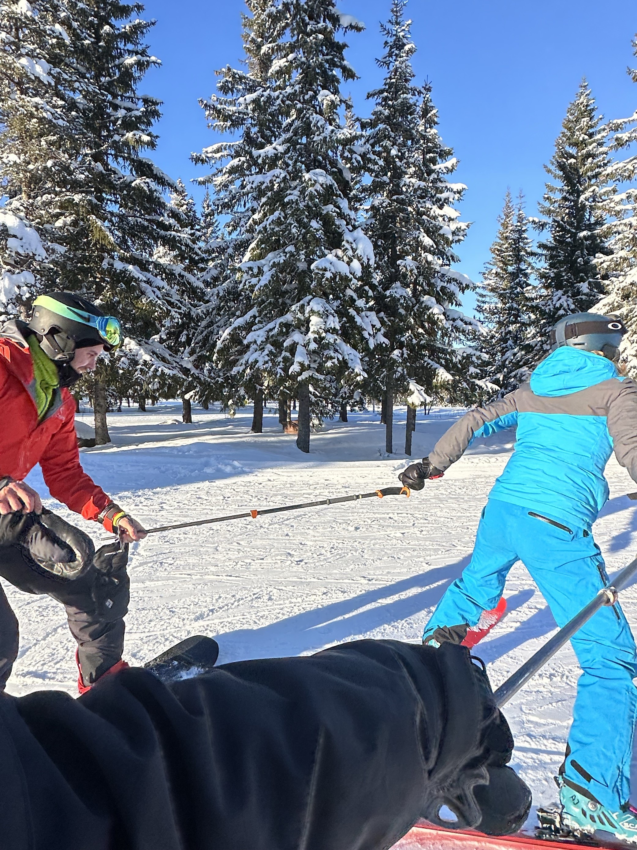 En gruppe mennesker på ski