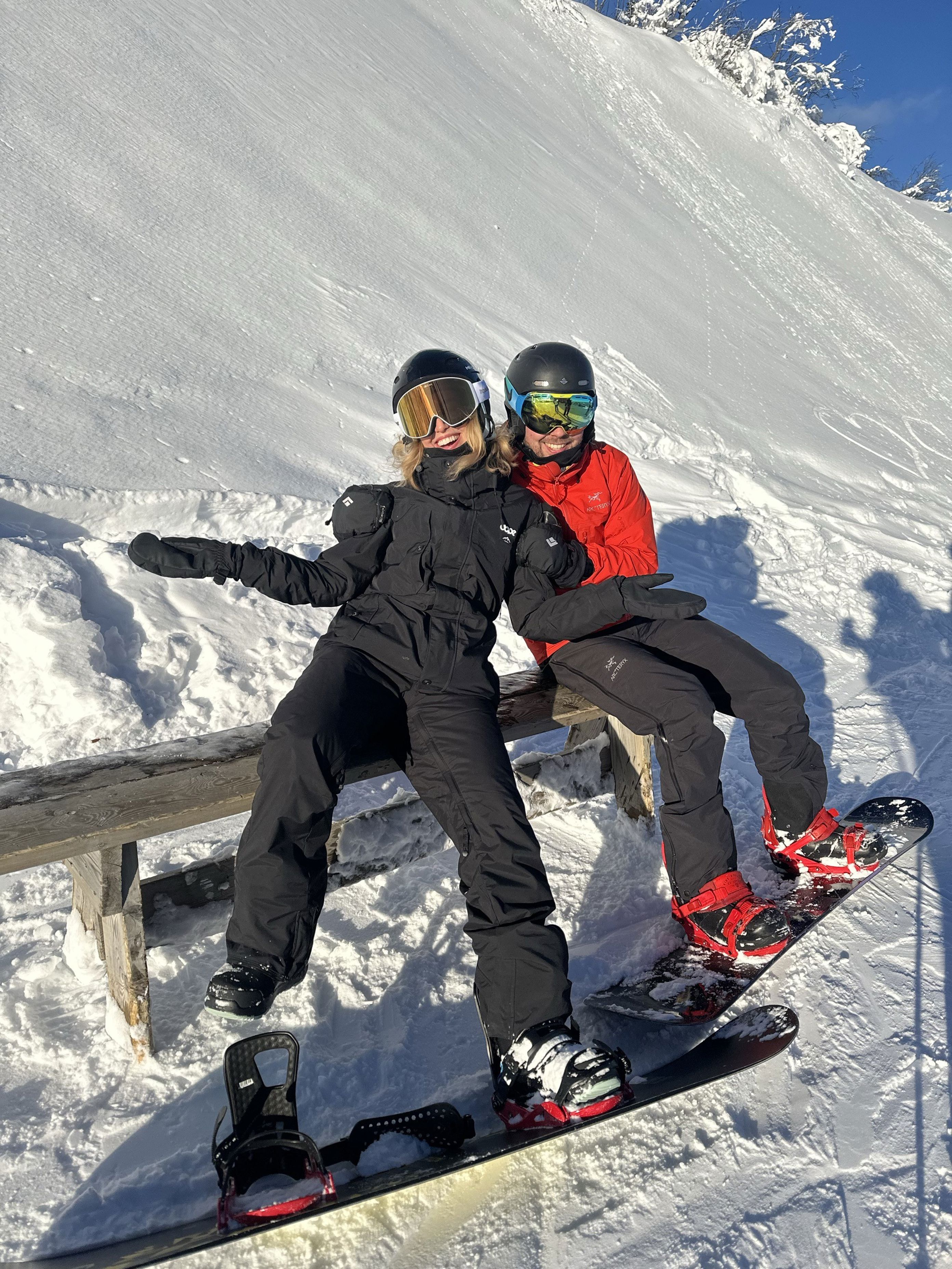 et par personer sitter på snowboard et par personer sitter på snowboard