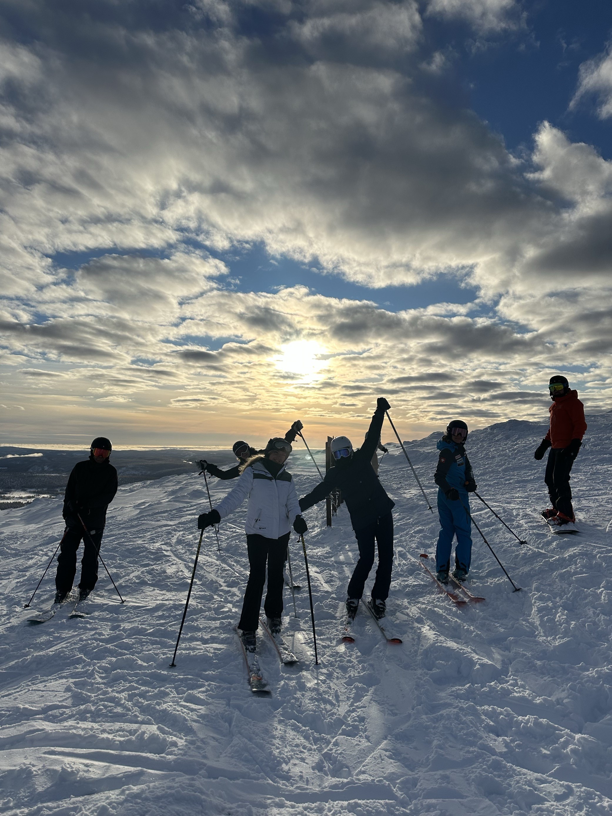En gruppe mennesker på ski