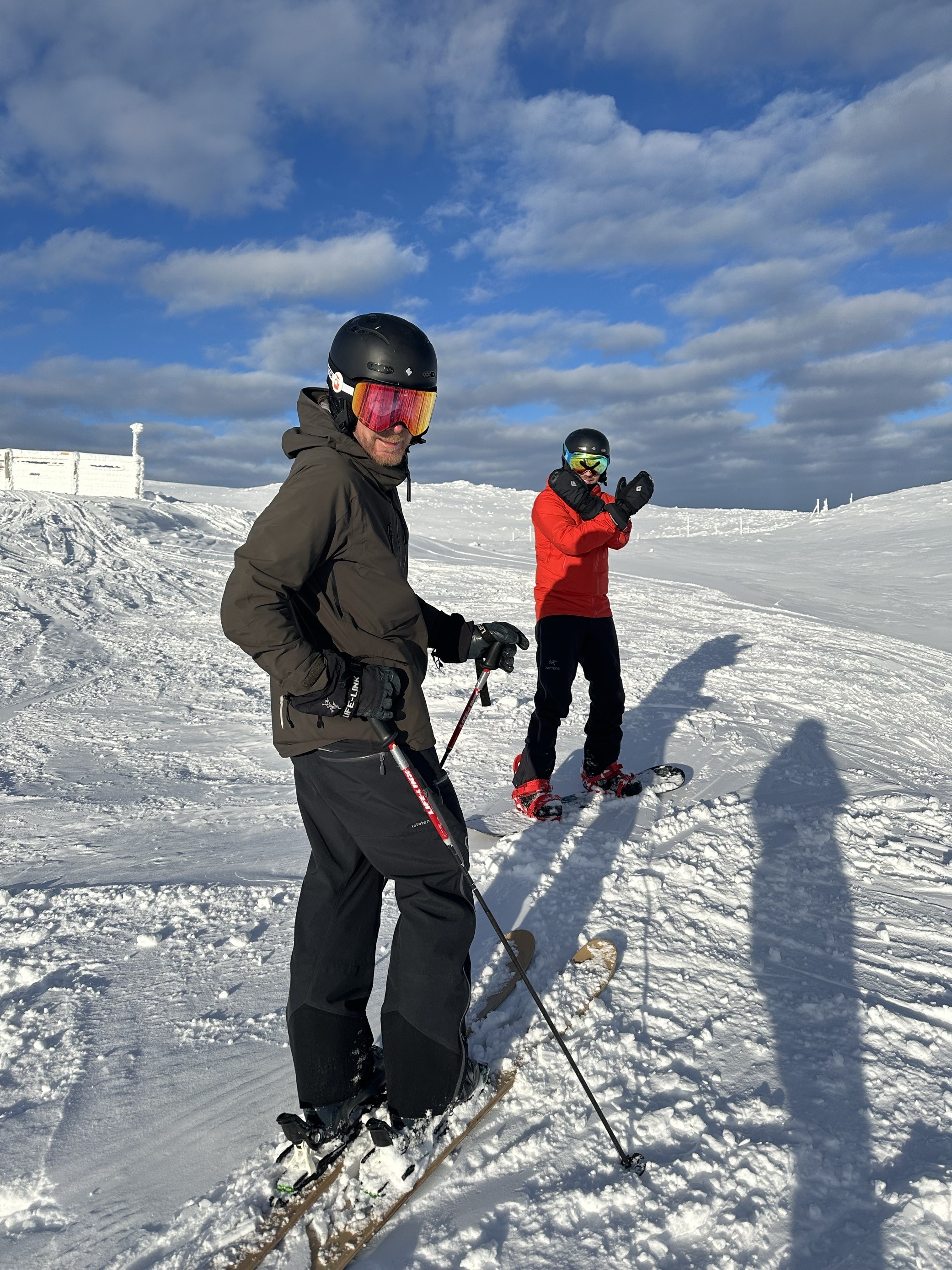 et par personer står på snøski
