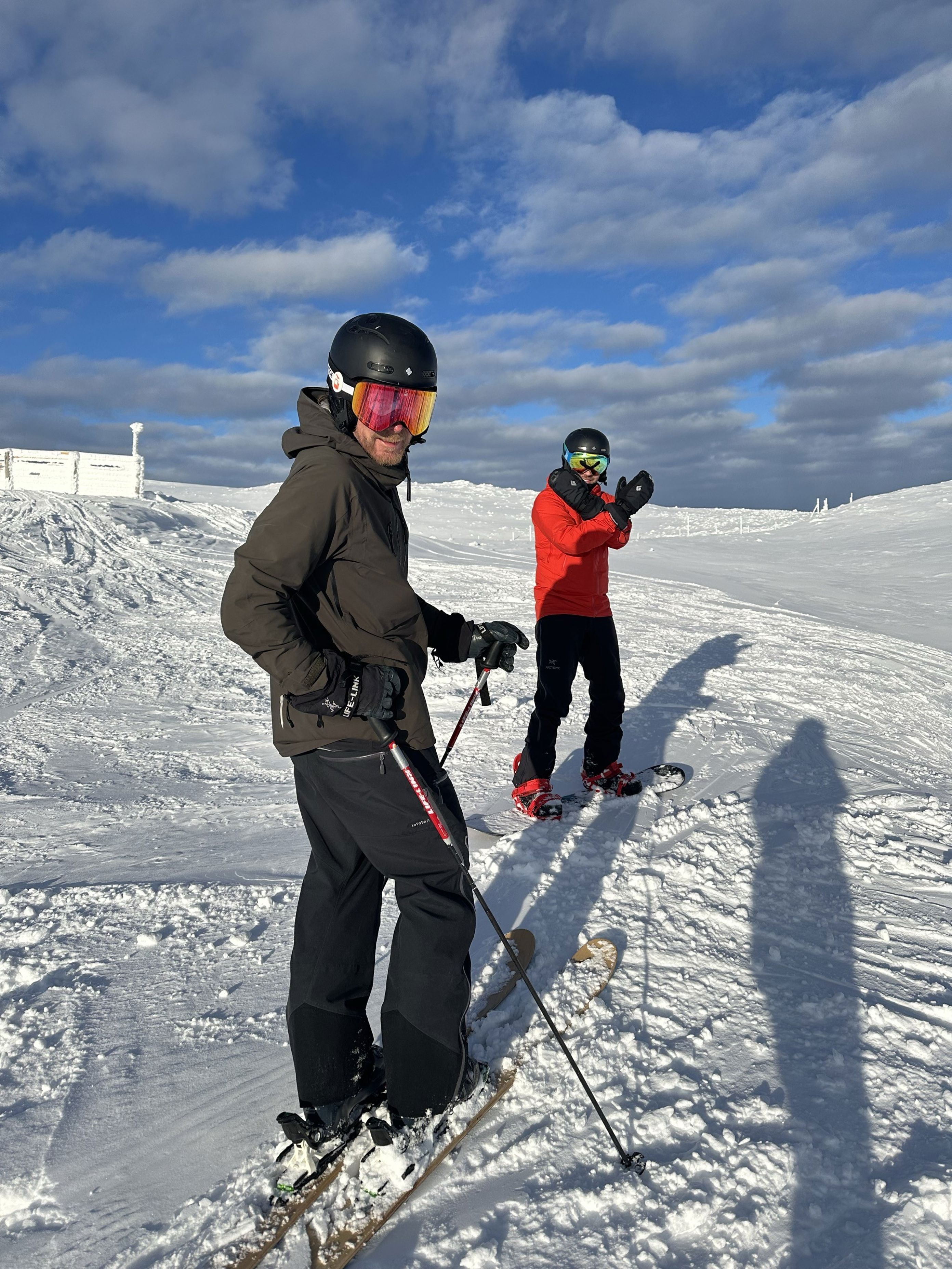 et par personer står på snøski et par personer står på snøski