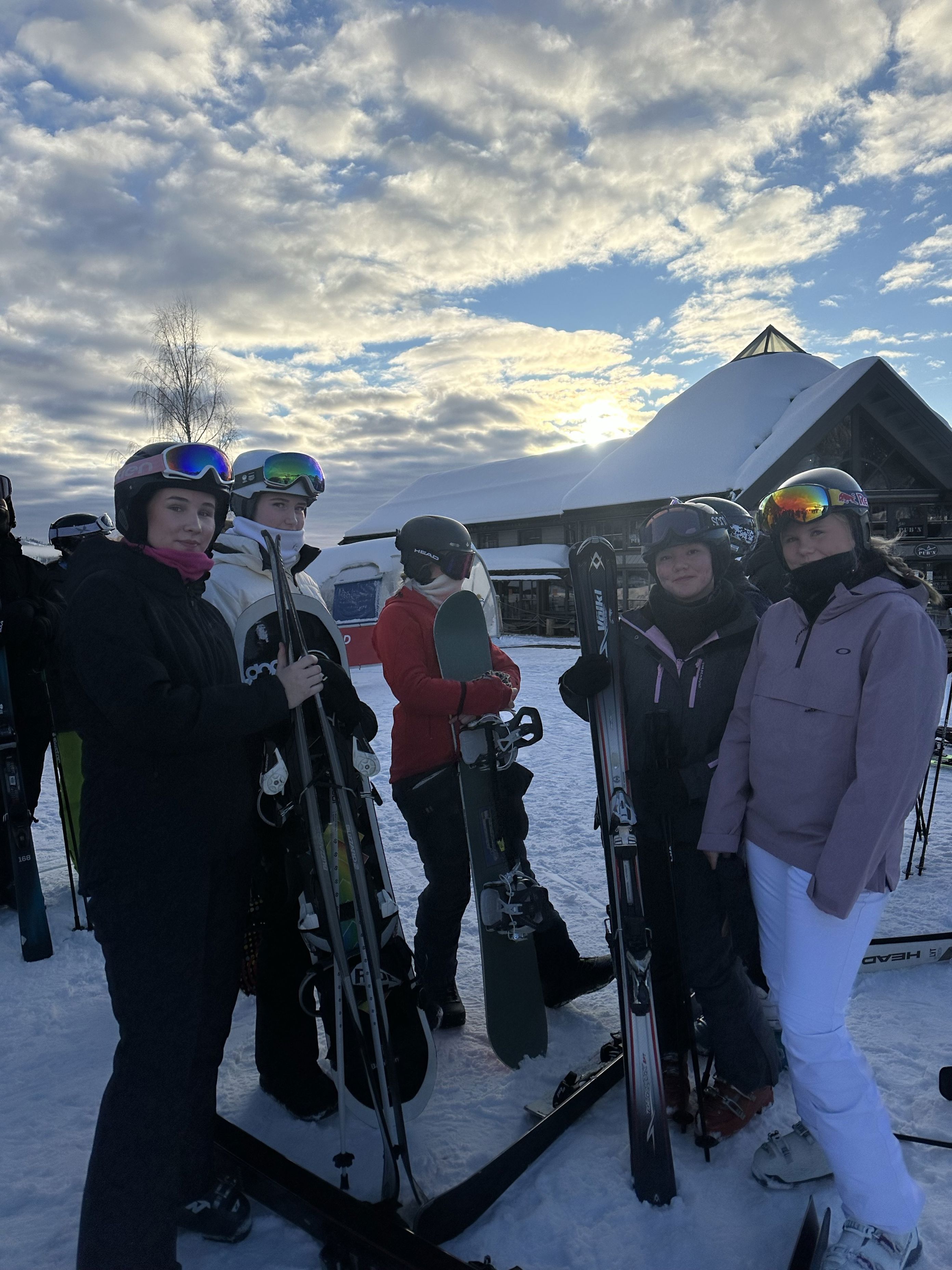 En gruppe mennesker med ski En gruppe mennesker med ski