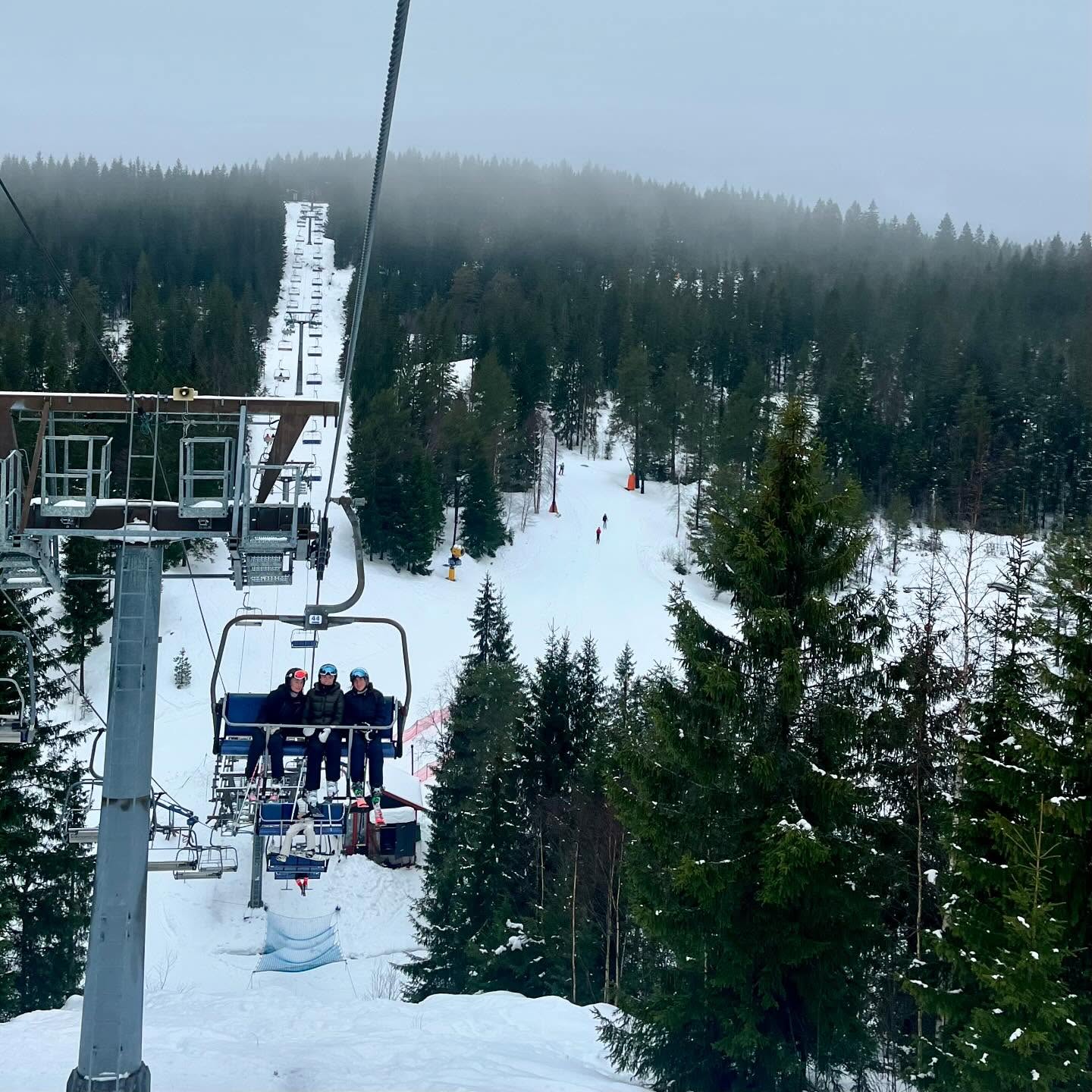 en skiheis med mennesker på