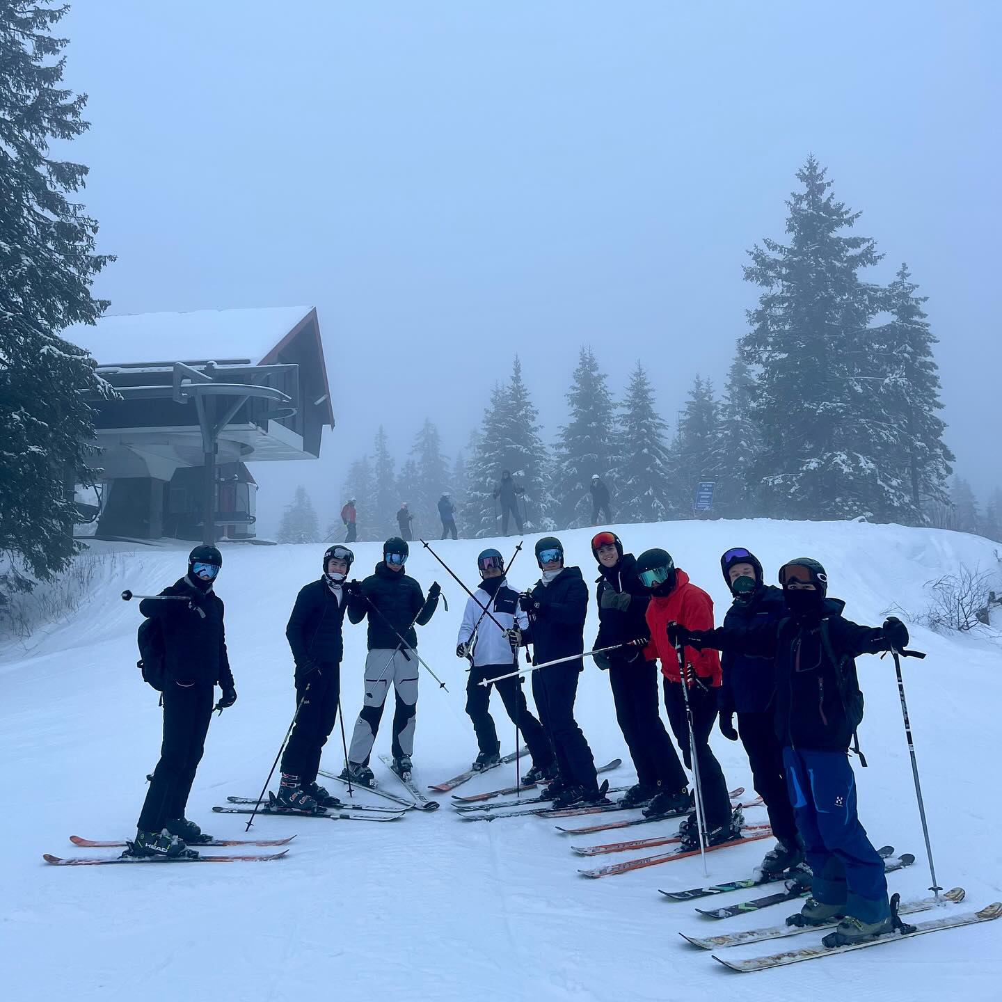 En gruppe skiløpere poserer for et bilde