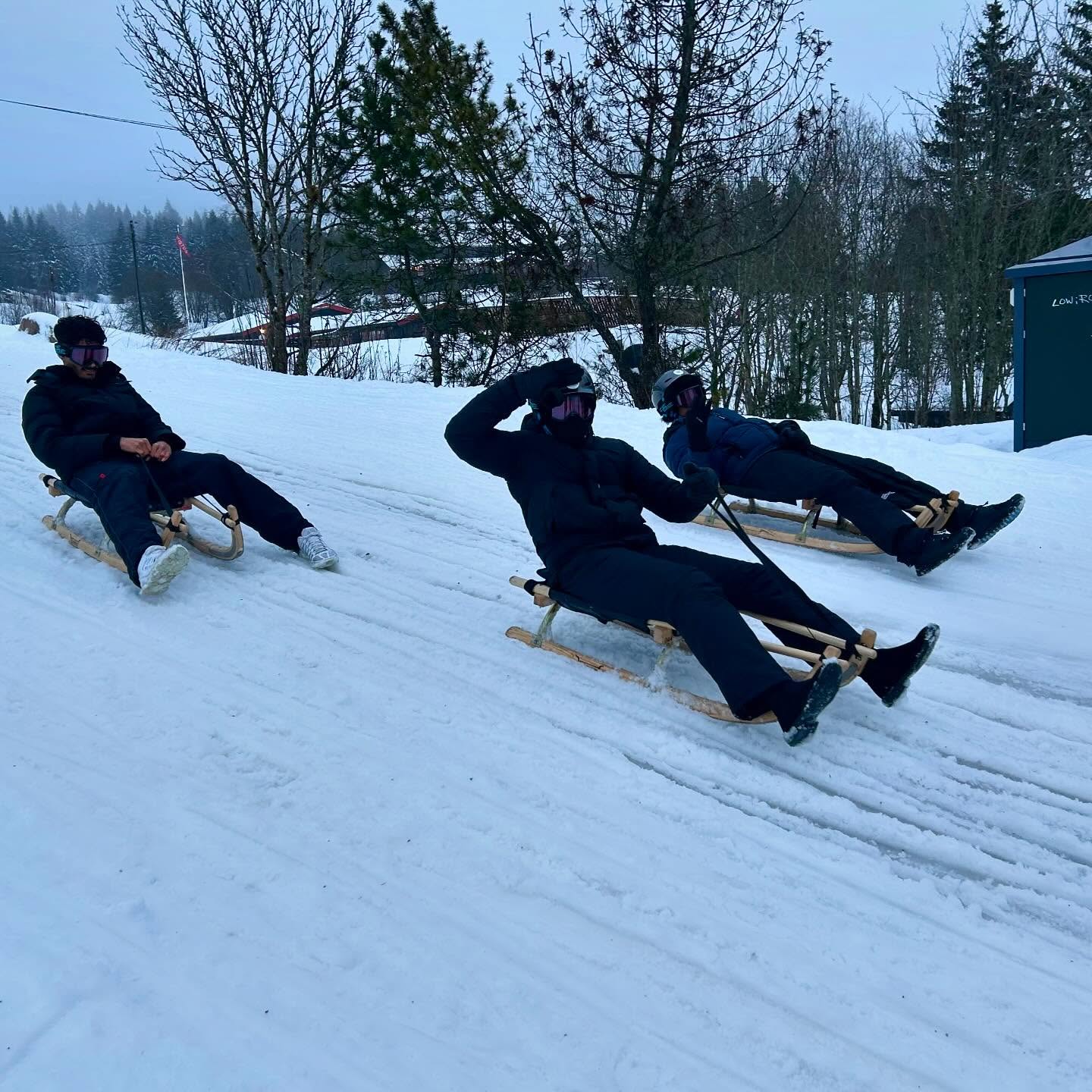 en gruppe mennesker som ligger i snøen
