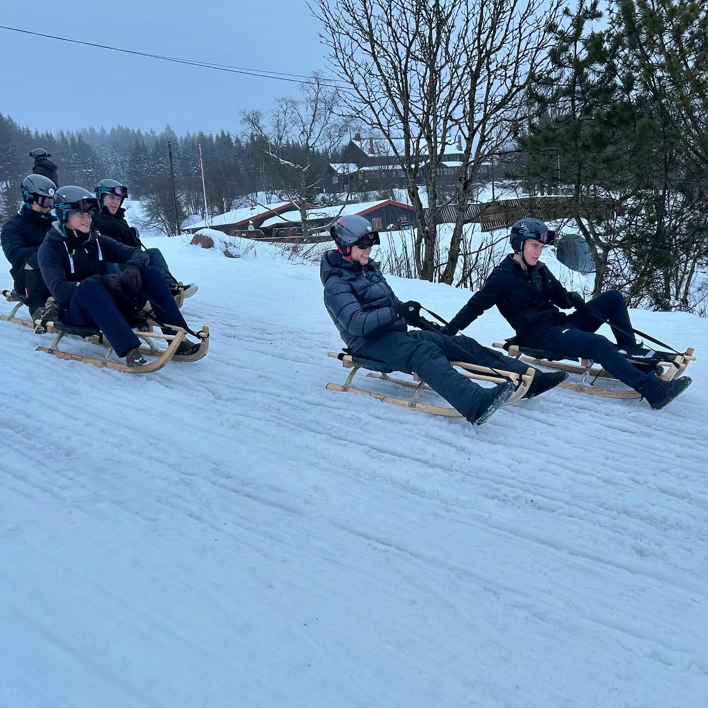 En gruppe mennesker som sitter på snøski