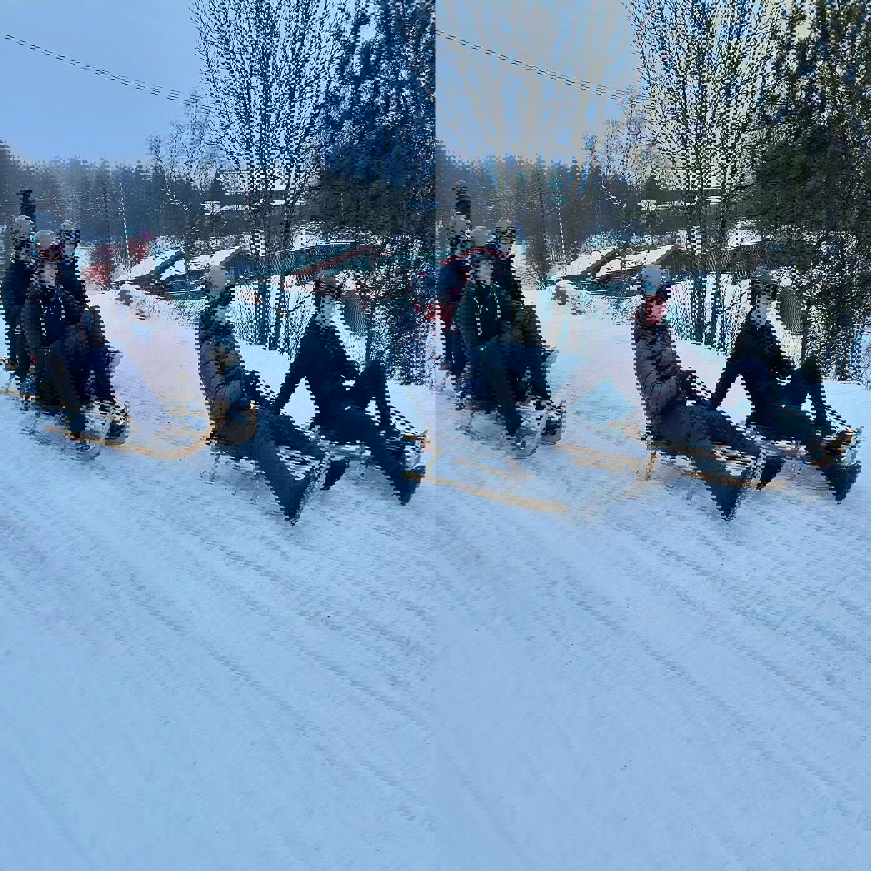 En gruppe mennesker som sitter på snøski En gruppe mennesker som sitter på snøski