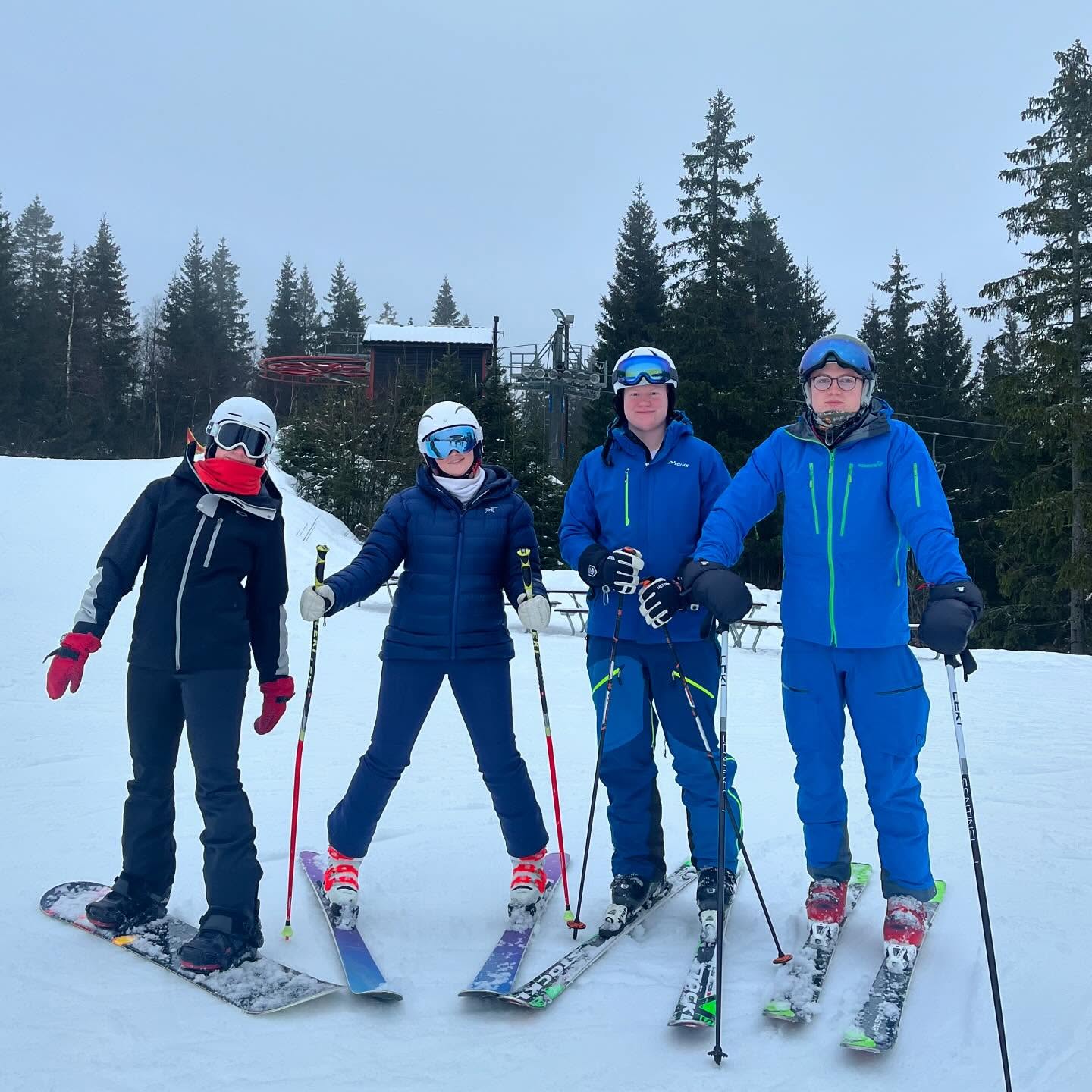 En gruppe skiløpere poserer for et bilde