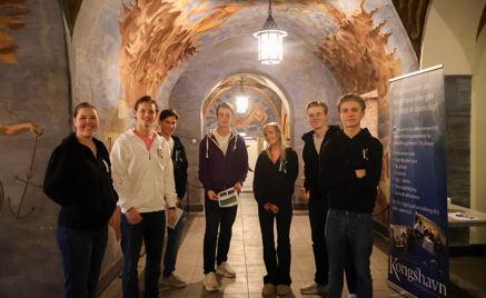 en gruppe mennesker som poserer for et bilde foran en vegg en gruppe mennesker som poserer for et bilde foran en vegg