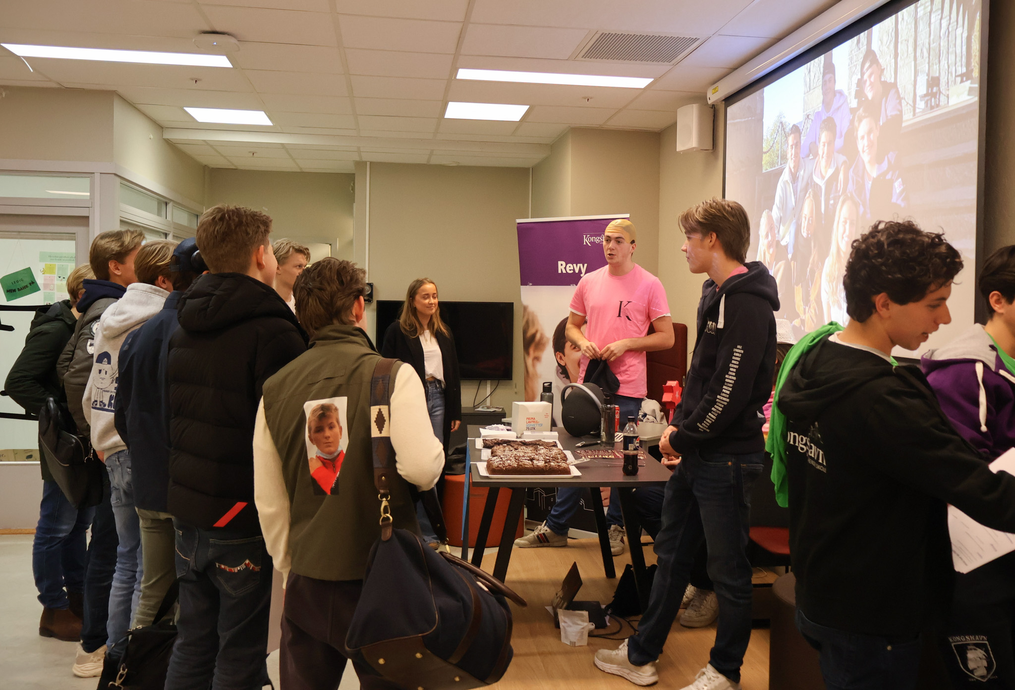 en gruppe mennesker som står rundt et bord