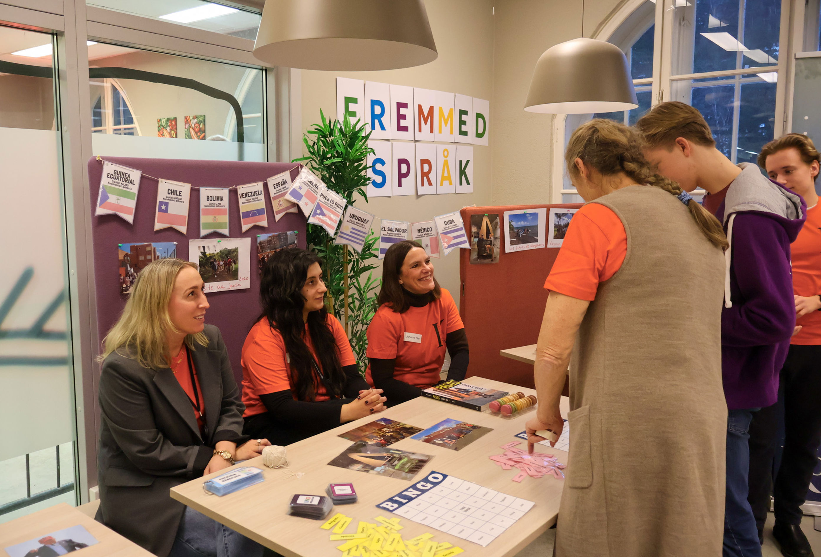 en gruppe mennesker i et rom