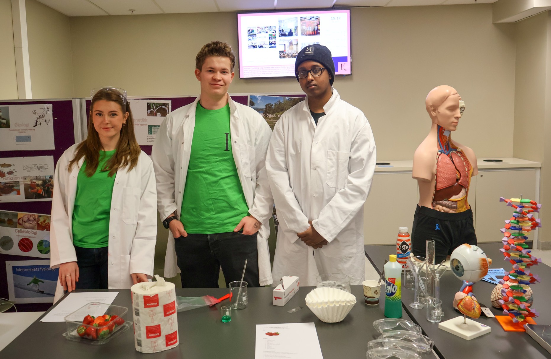 en gruppe mennesker som står rundt et bord med mat og drikke