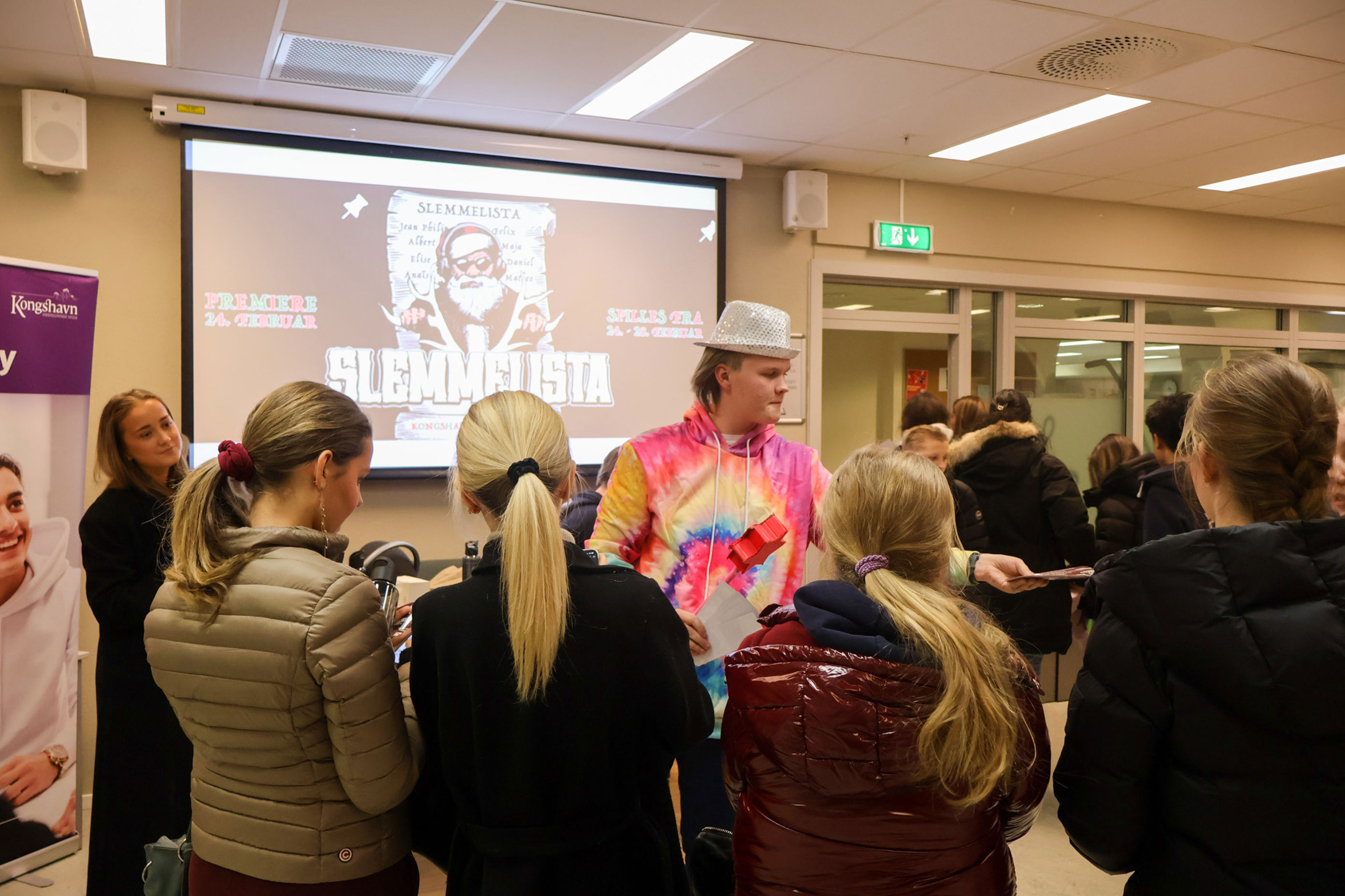 En gruppe mennesker som ser på en skjerm