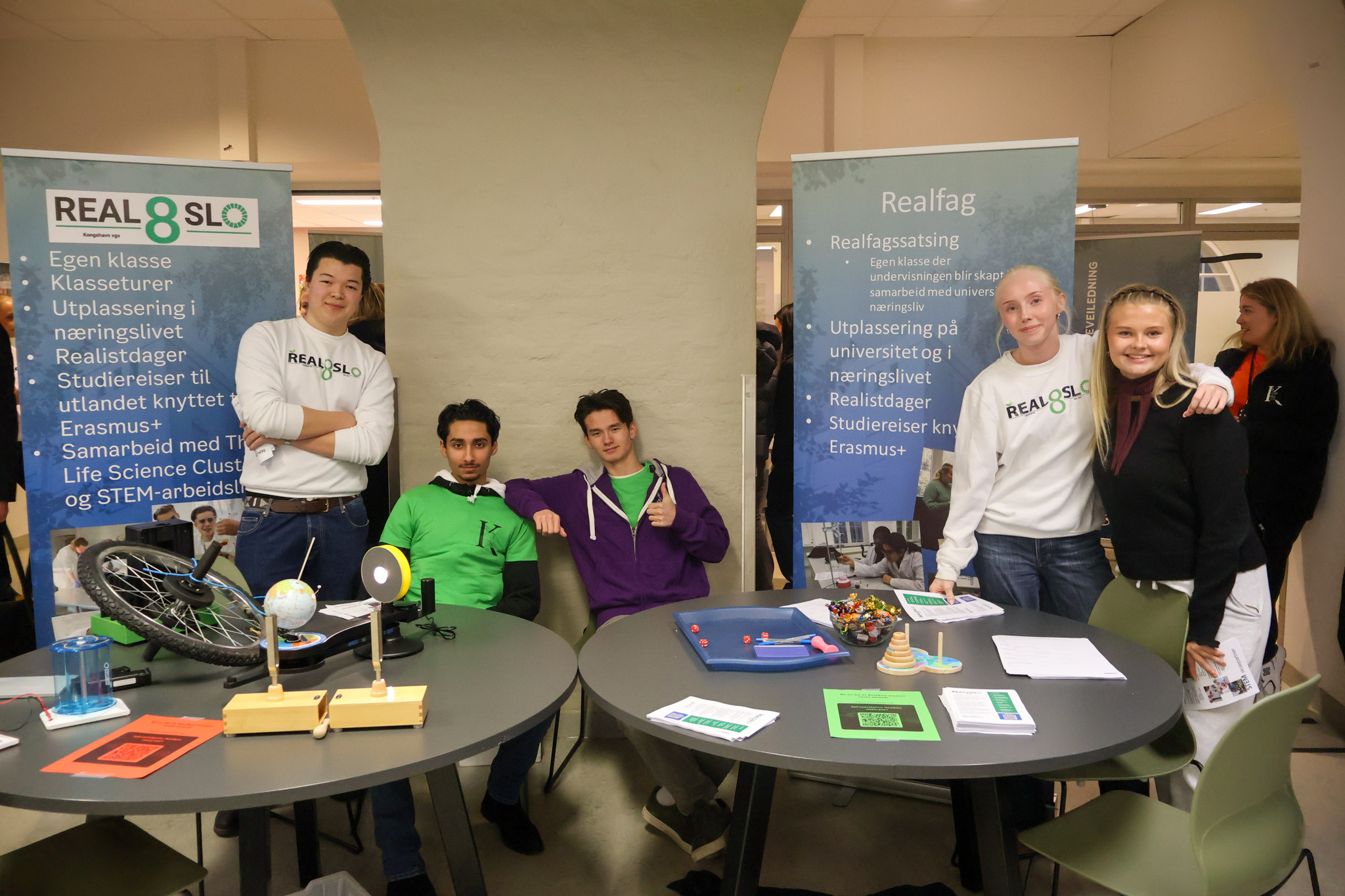 en gruppe mennesker som står rundt et bord med mat på