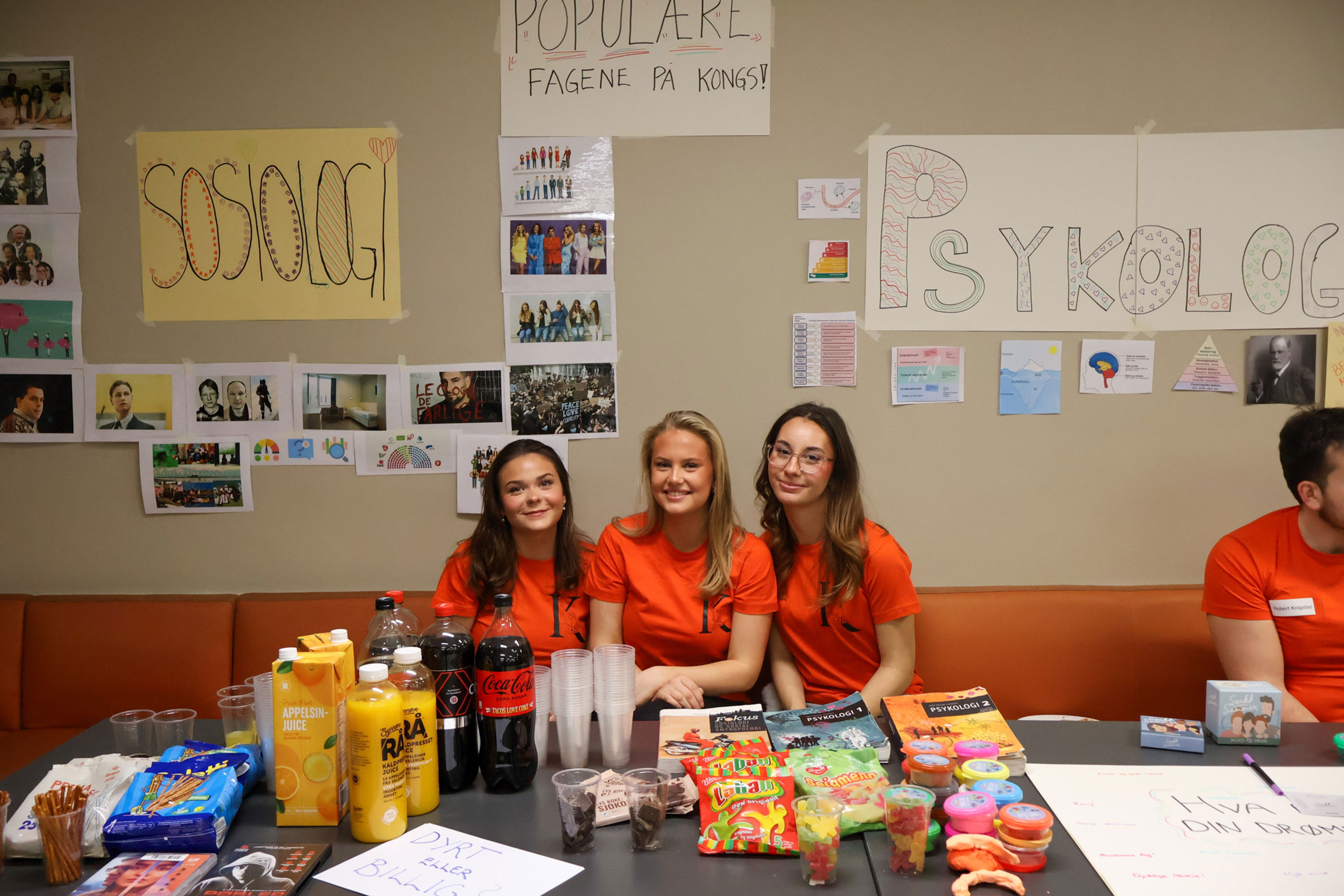 En gruppe personr i oransje skjorter