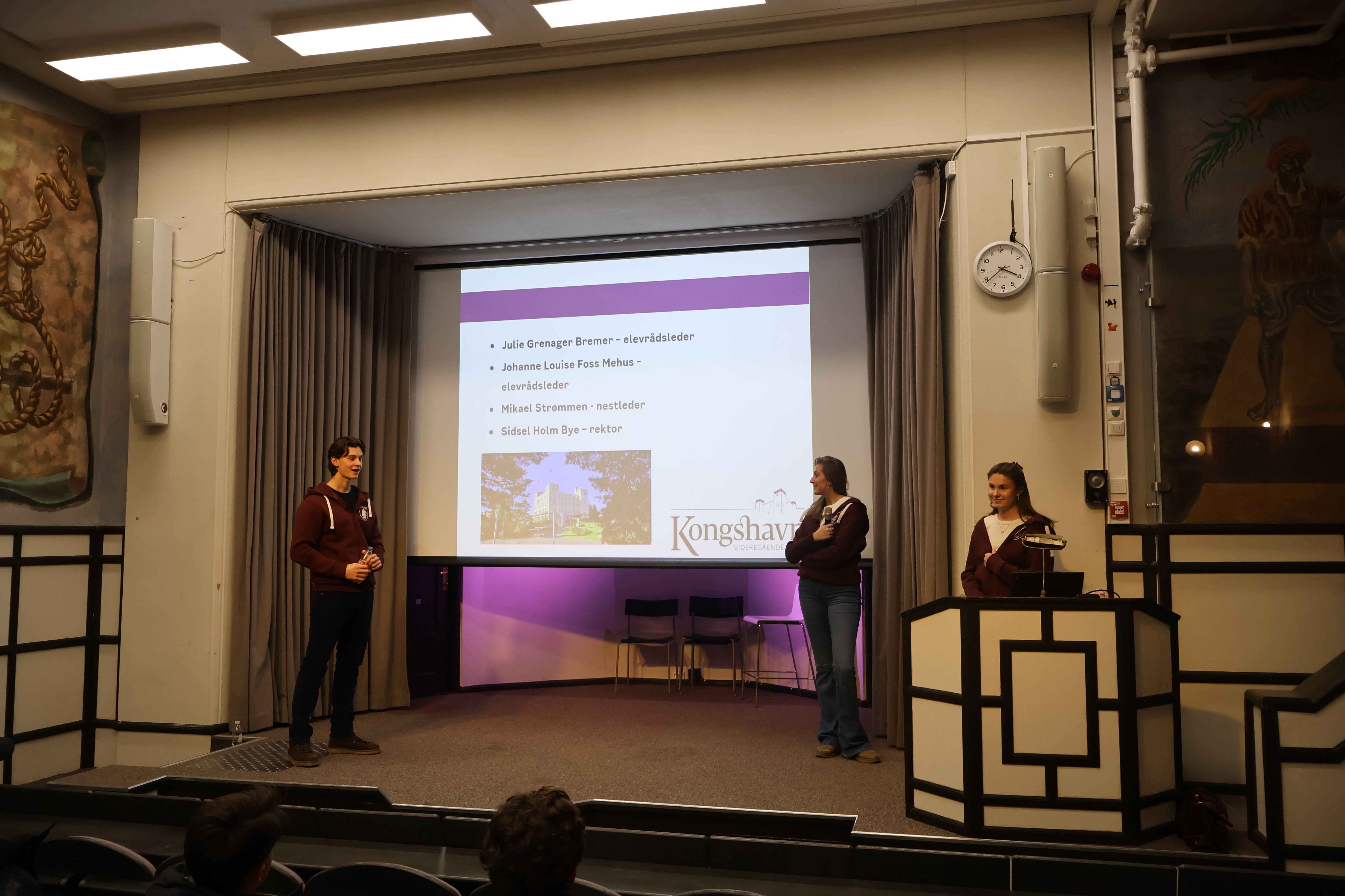 en gruppe mennesker på en scene