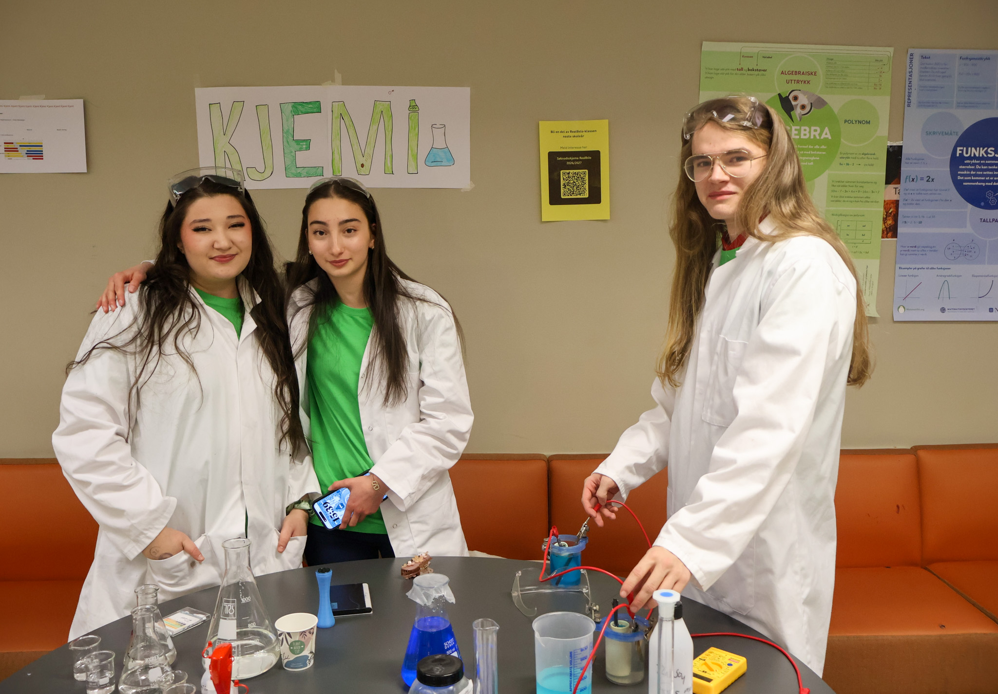 En gruppe personr i laboratoriefrakker