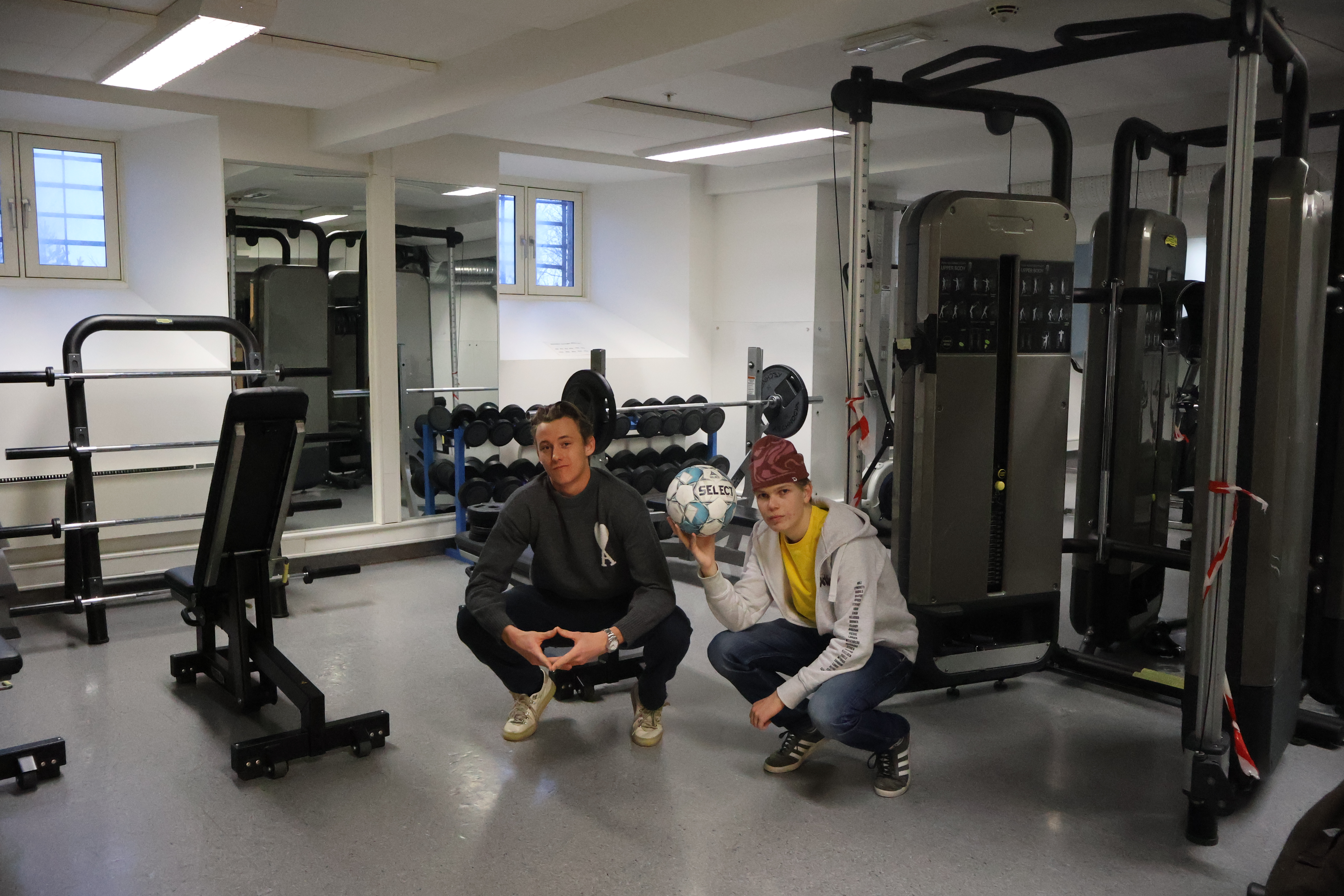 et par menn som sitter i et treningsstudio