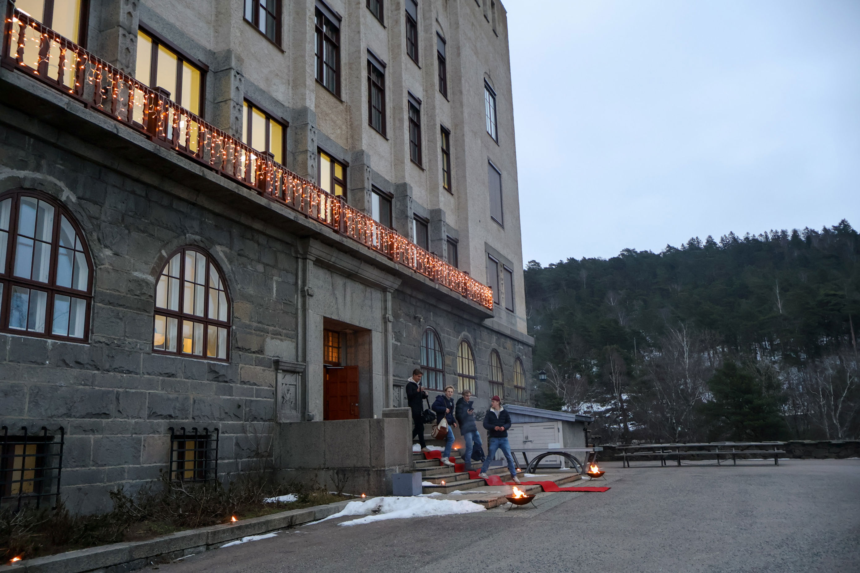 en gruppe mennesker som står utenfor en bygning