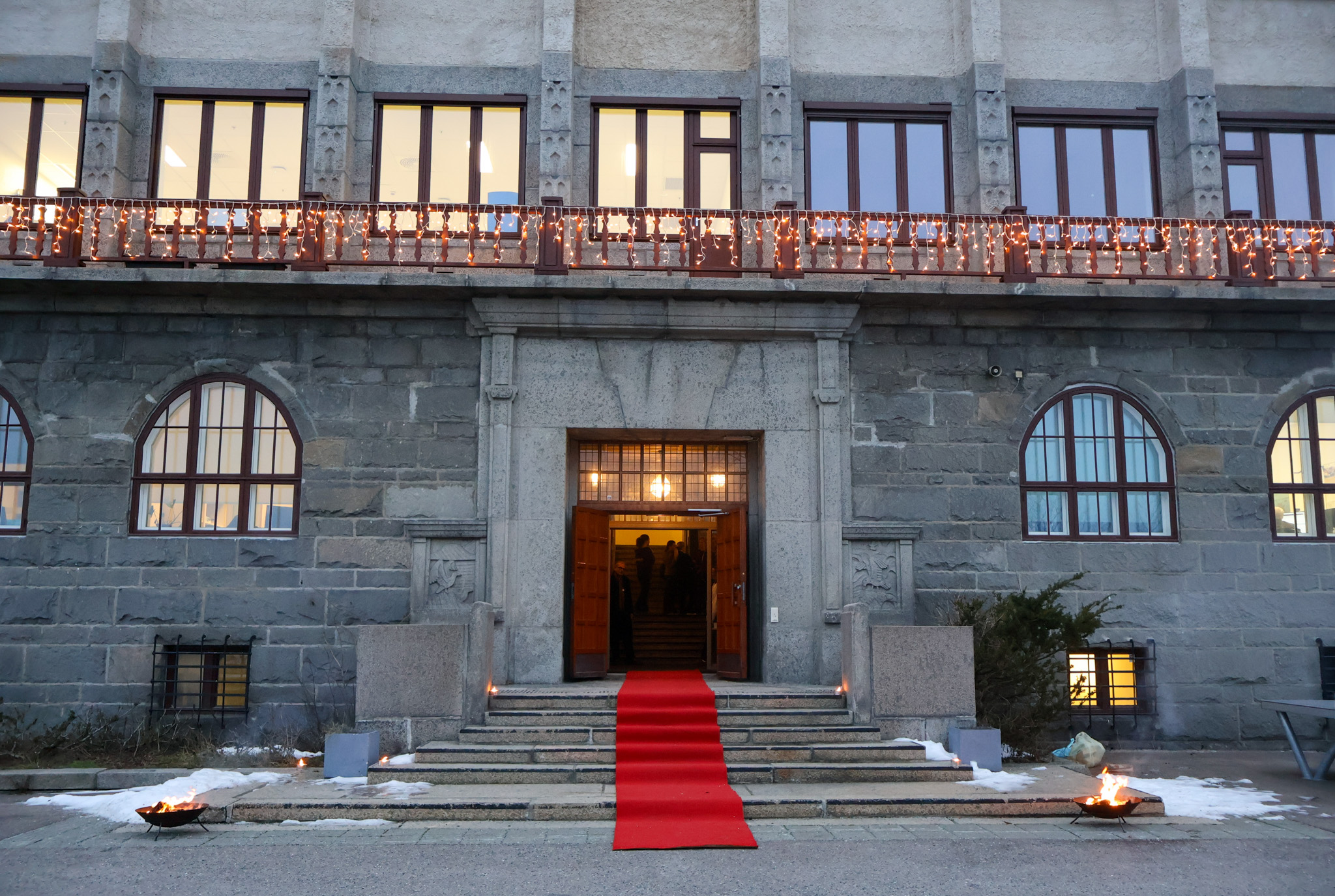 En bygning med en stor trapp