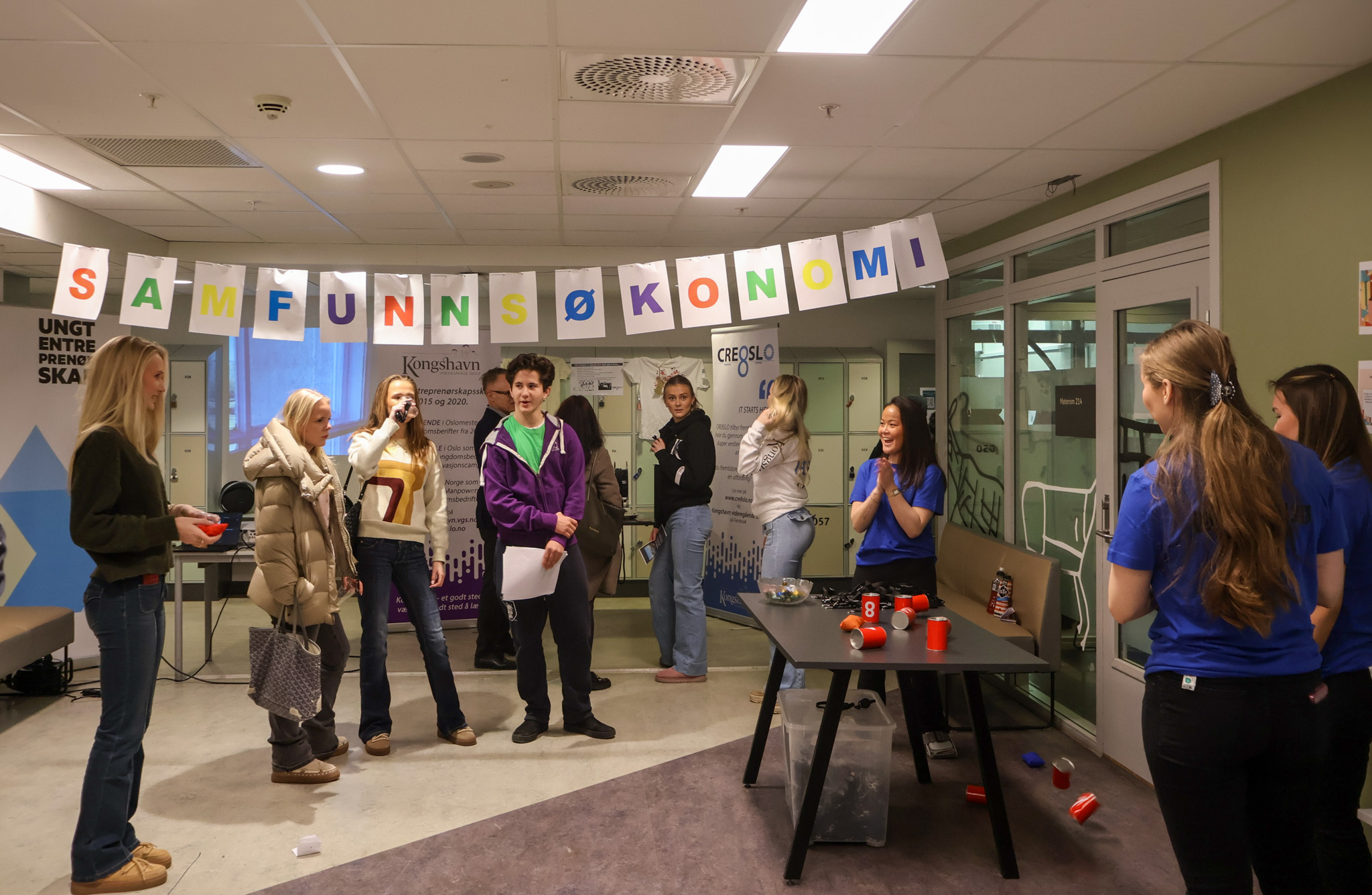 en gruppe mennesker som står i et rom