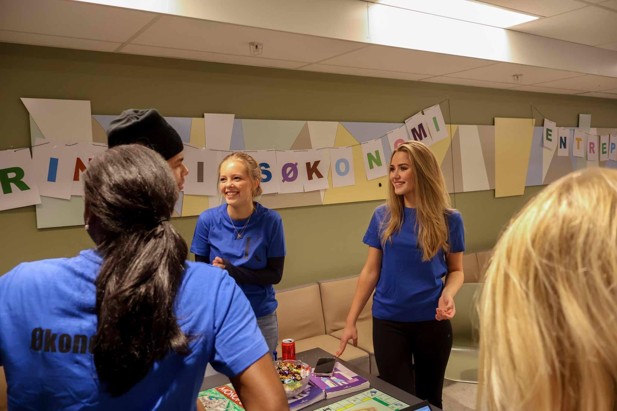 En gruppe personr i et klasserom