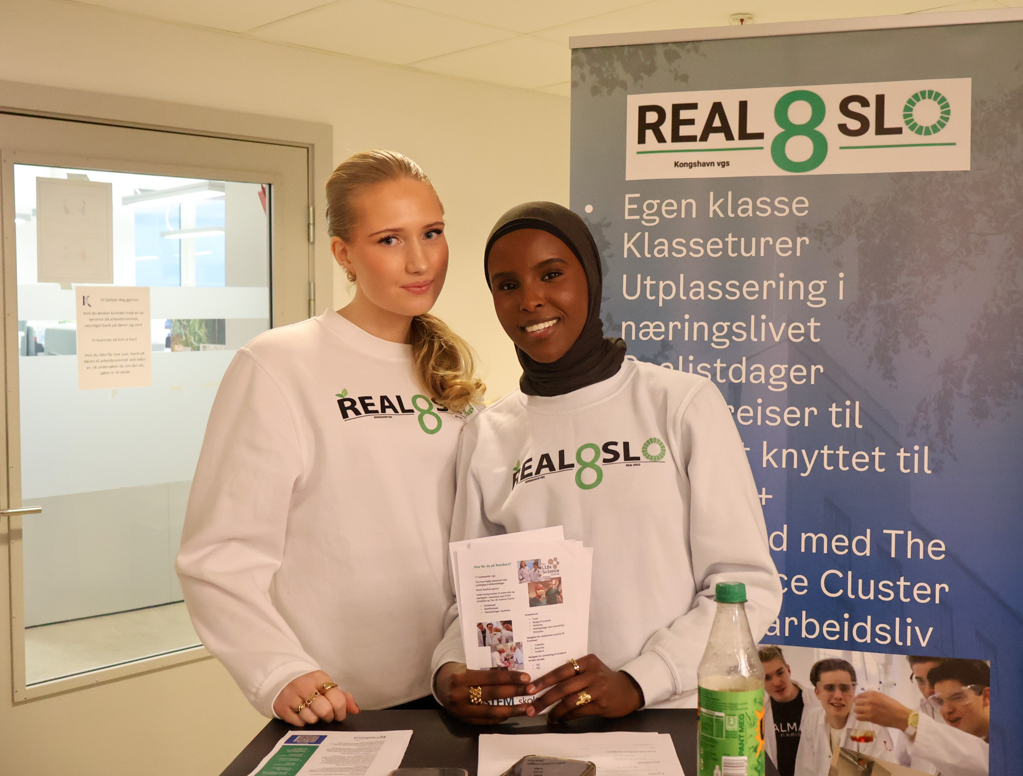 Noen få personr i hvite frakker