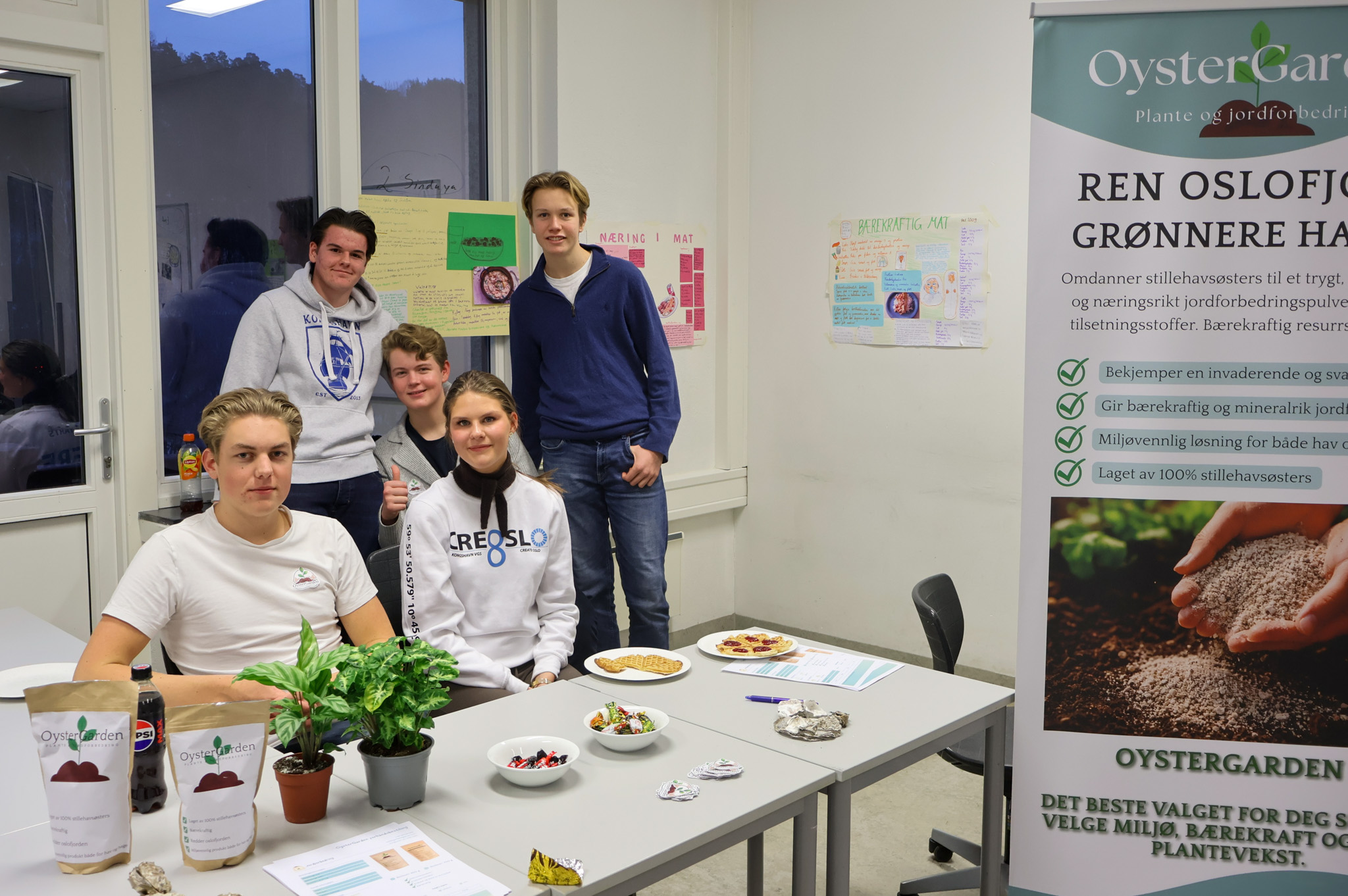 en gruppe mennesker som står rundt et bord med mat på